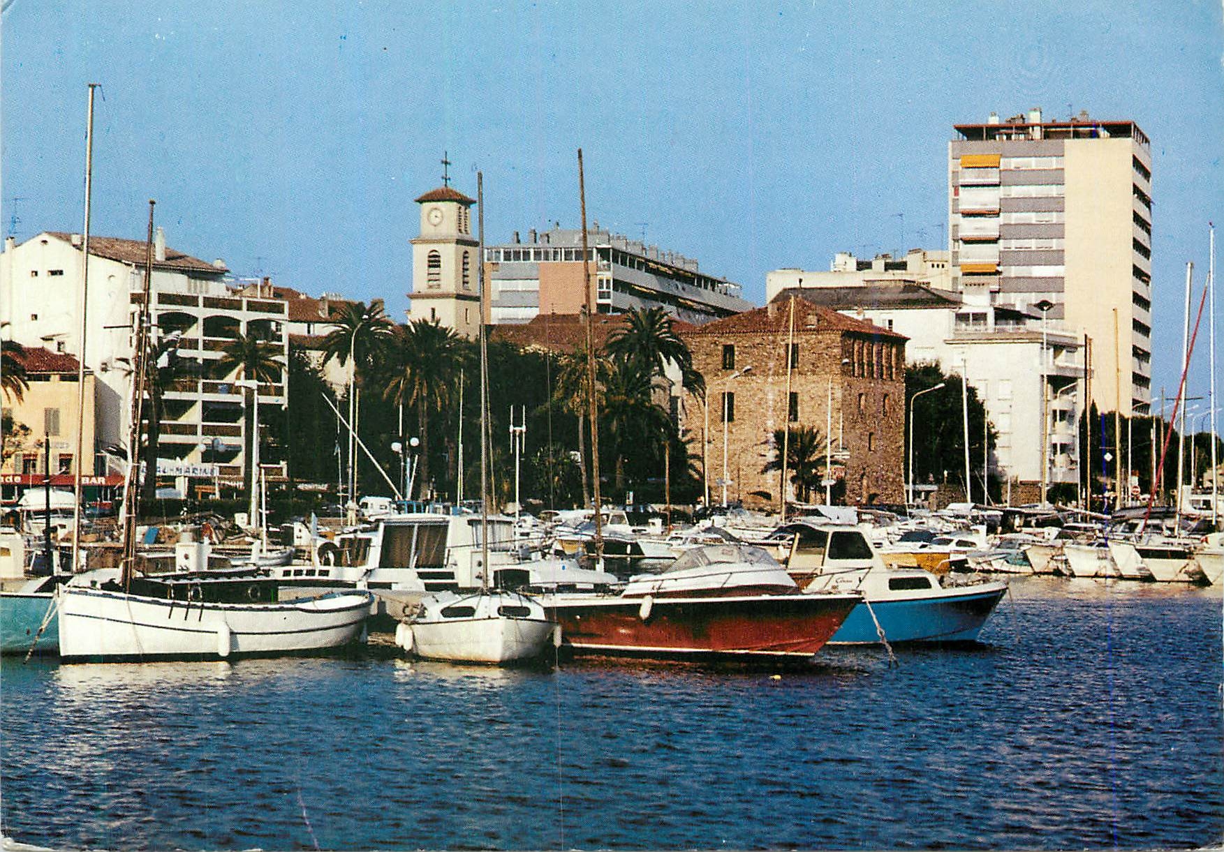 CPM Sainte Maxime Var Le Port l Eglise et la Tour Carree Bateaux