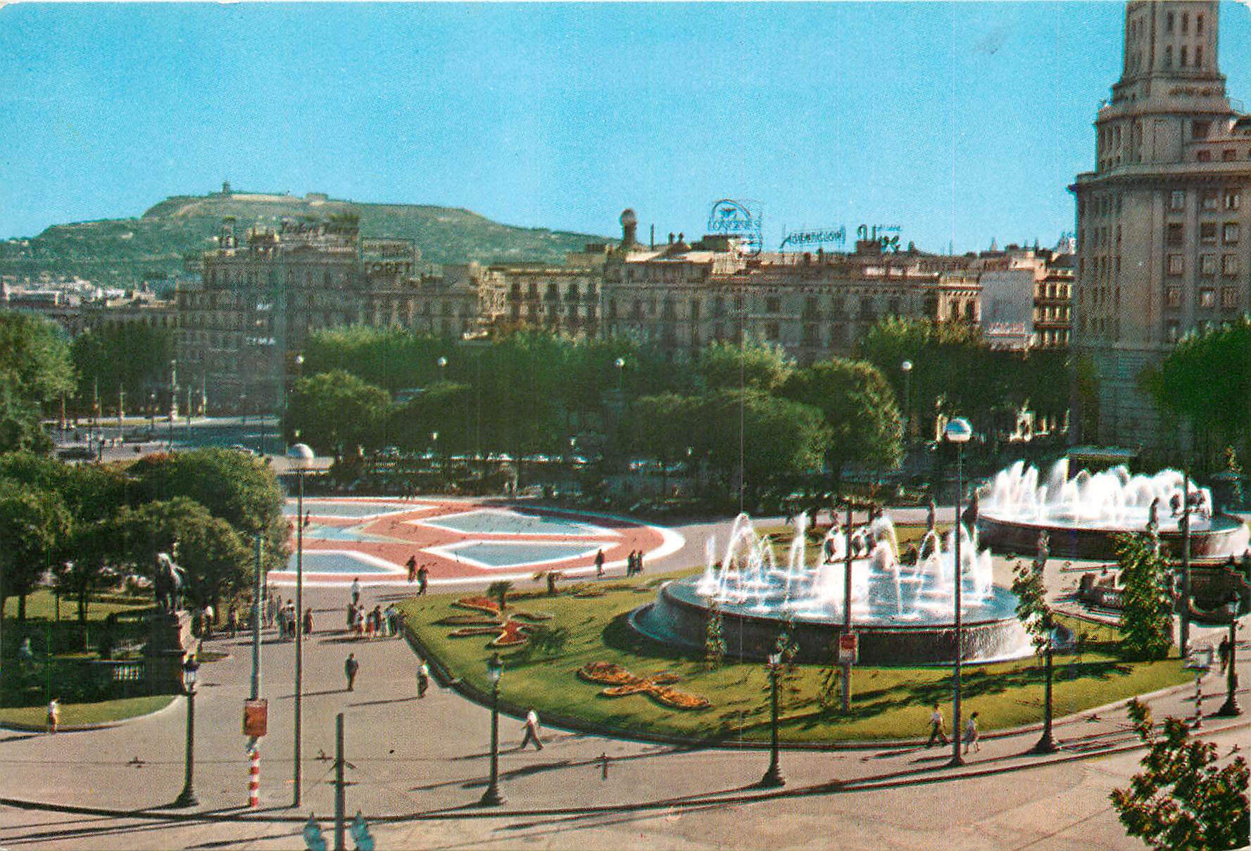 CPM Barcelona Place de la Catalogne Au fond Montjuich 