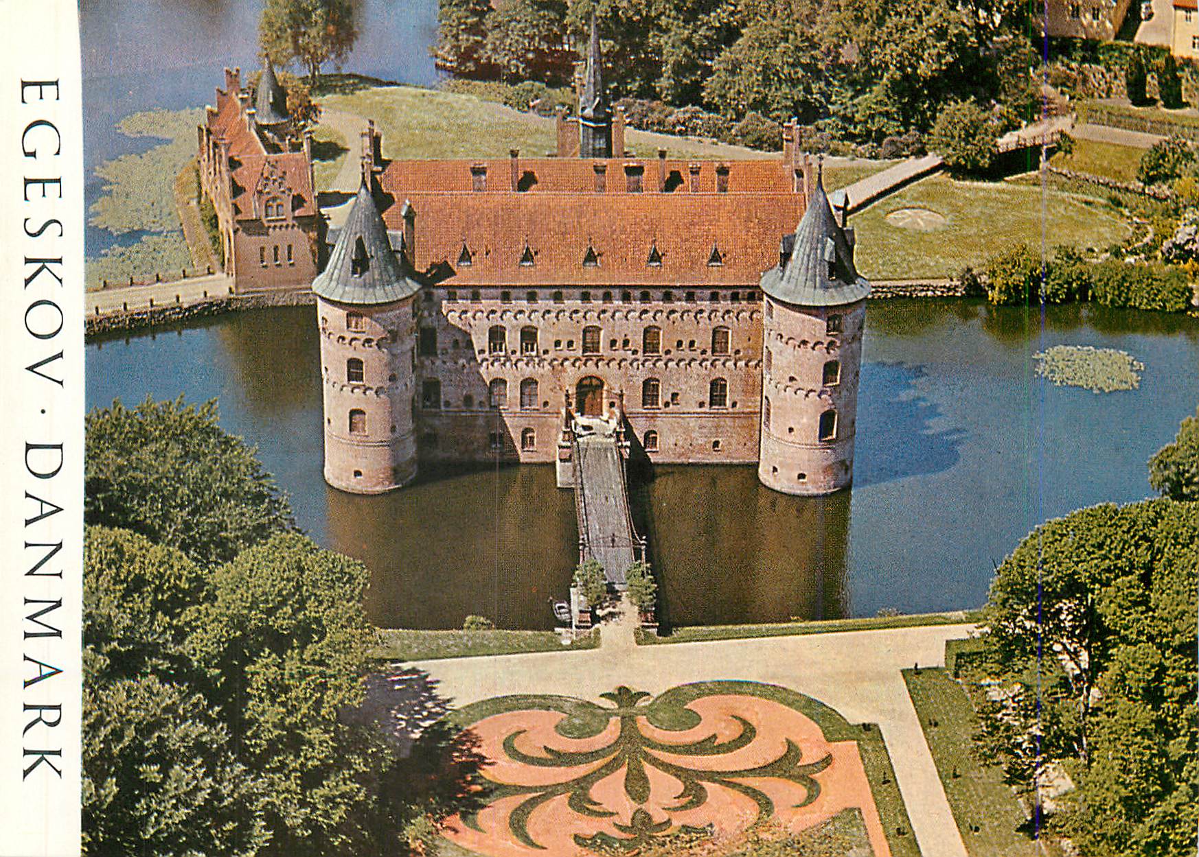 Eggeskov - Danemark — château entouré d'eau et de jardins — Top Card