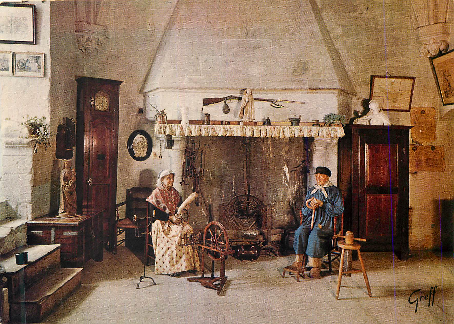 CPM Loches Indre et Loire Interieur de la Porte Royale Musee du Folklore 