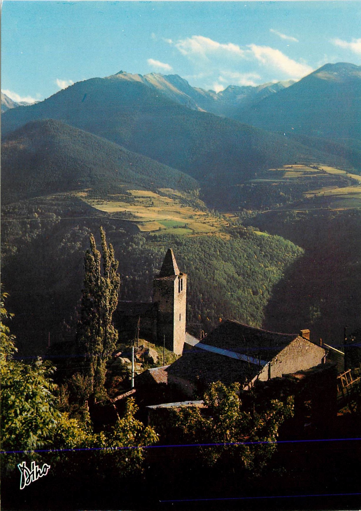 CPM Pyrenees Orientales Environs de Mont Louis et Font Romeu Eglise de Sauto au fond la chaine des Pyrenees 