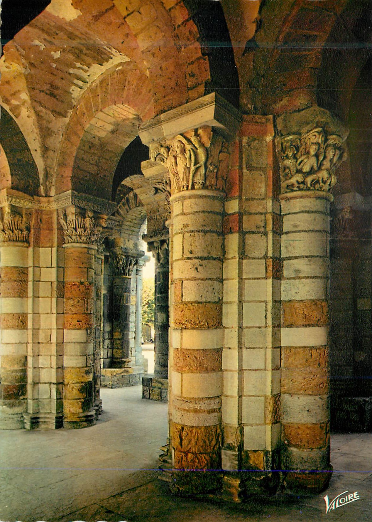 CPM Saint Benoit sur Loire Loiret La basilique Colonnes et chapiteaux de la tour porche 