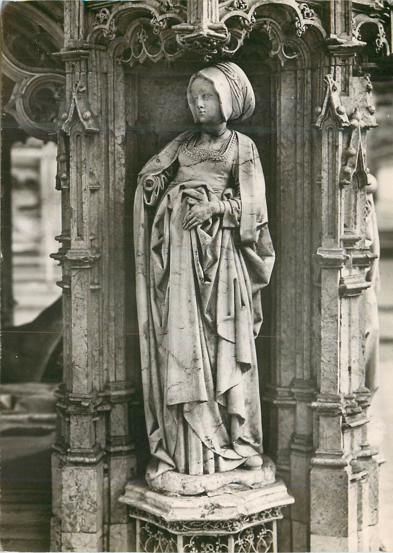 Statue d'une femme — église de Brou, début XVIe s. — Service Commercial Monuments Historiques, Paris