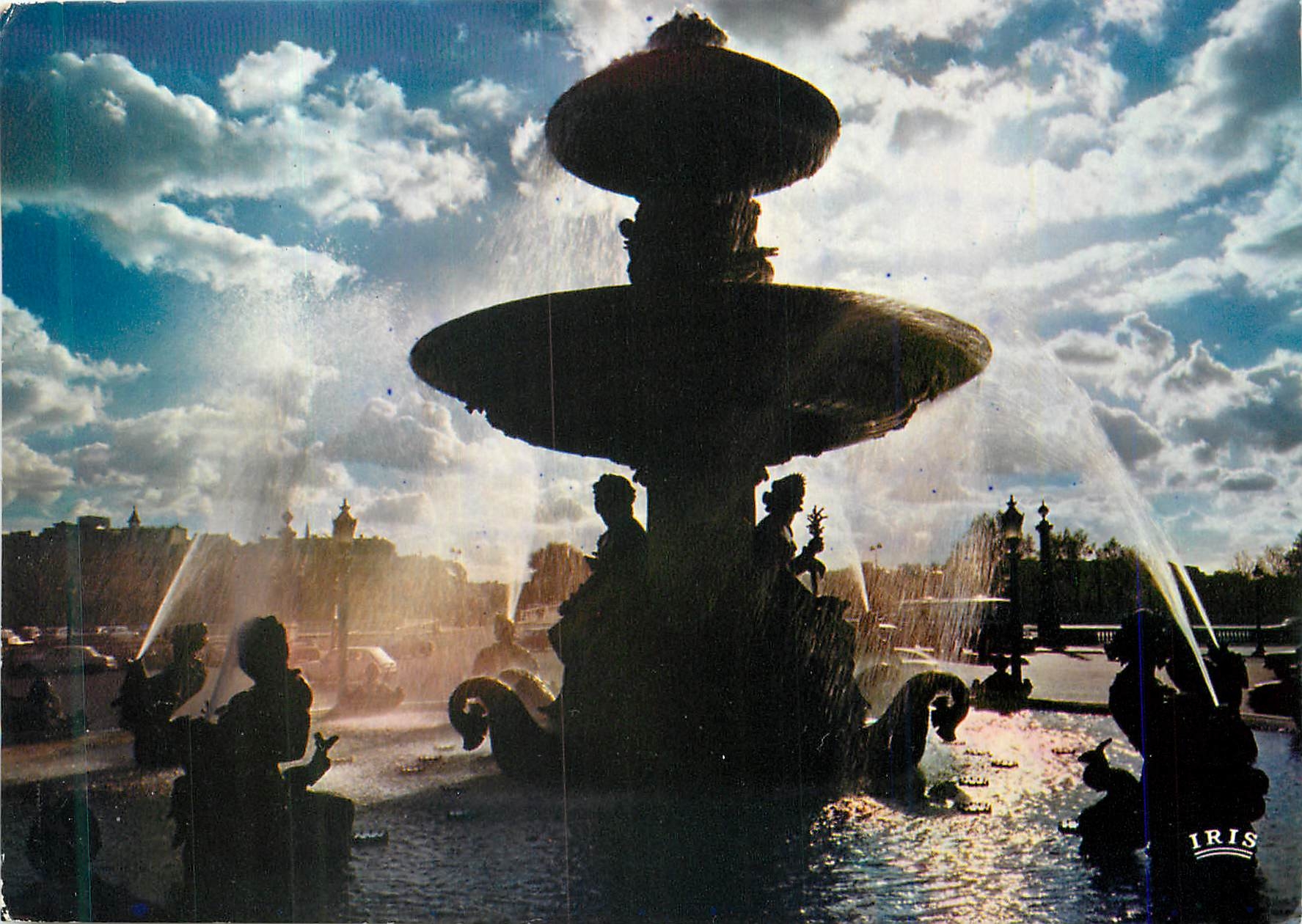CPM Paris Contrejour sur les fontaines de la Place de la Concorde 