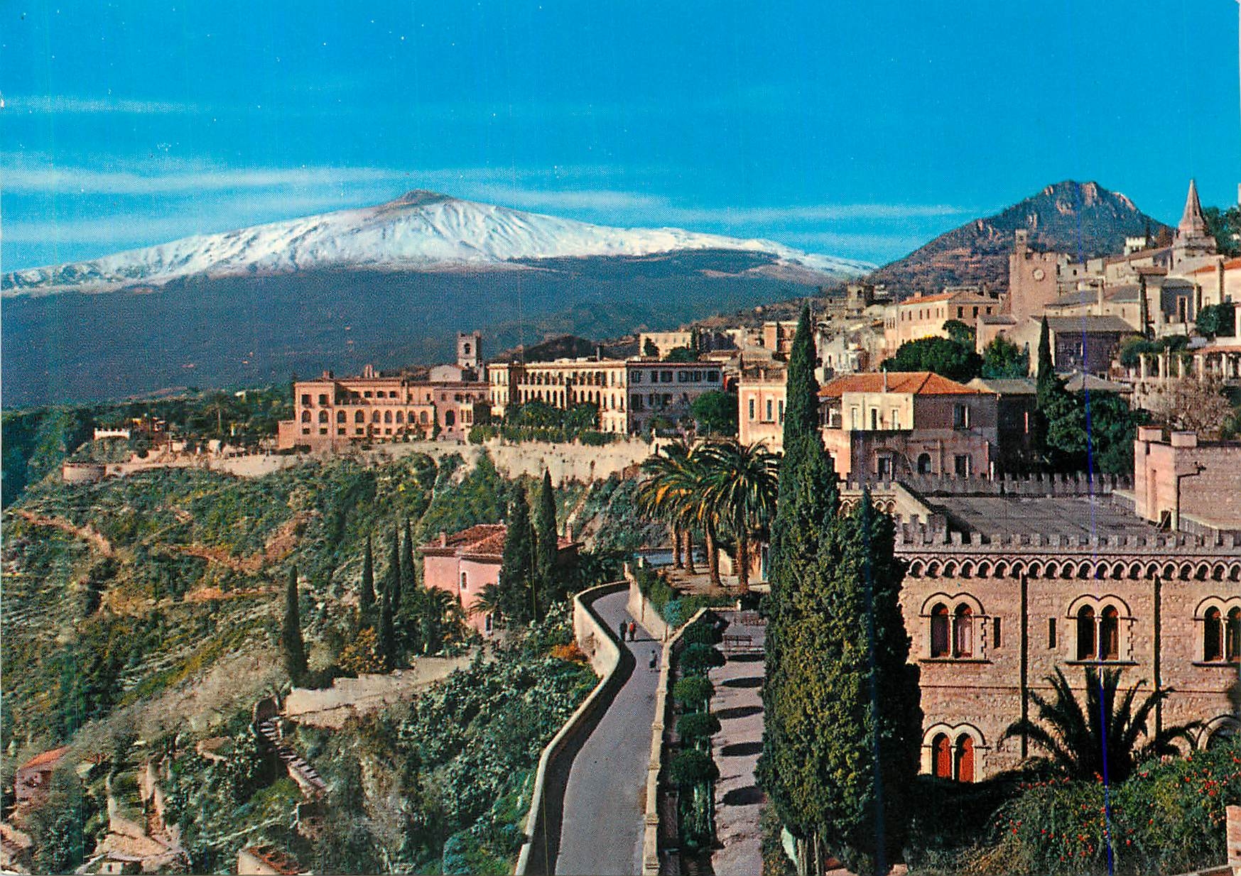 CPM Taormina Le S Domenico avec Rue Roma 