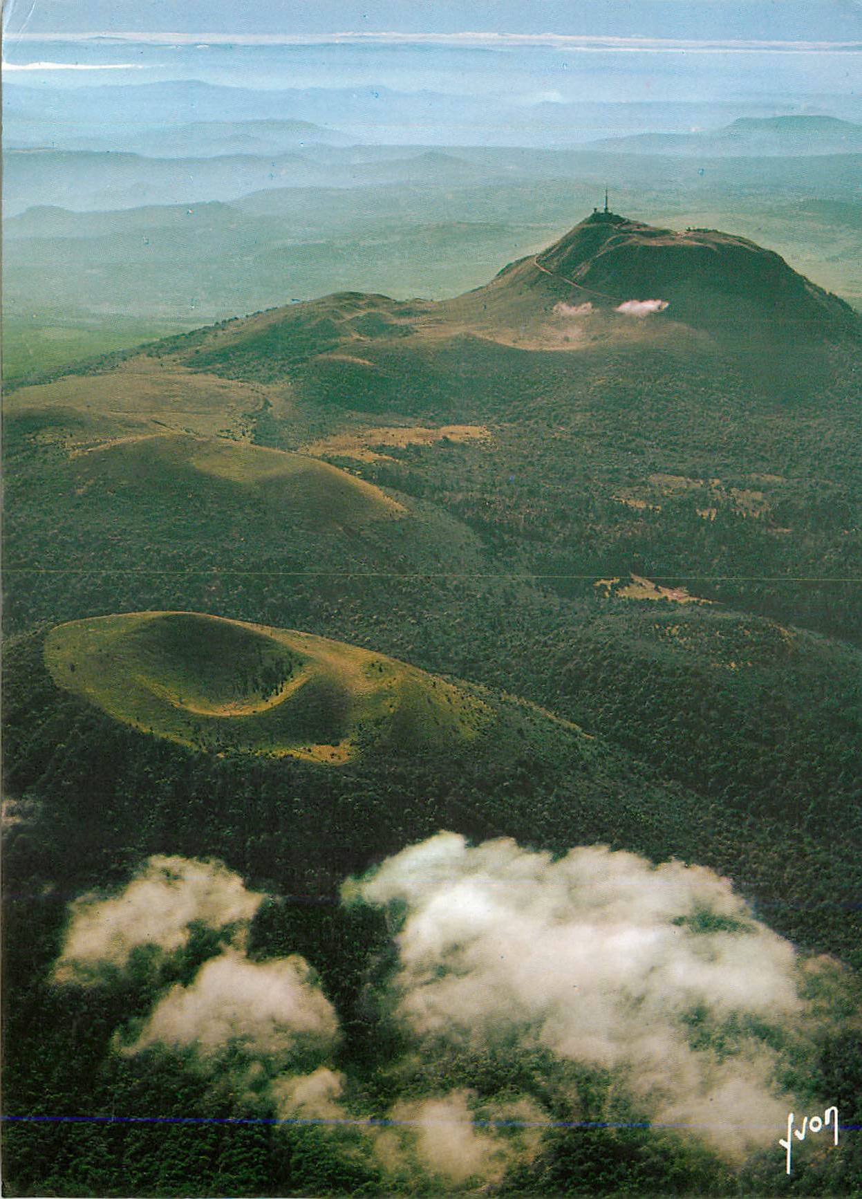 Luftbild des Puy de Dôme und Puy de Côme — L'Auvergne Touristique, Verlag A. Giral, Serie 37-000