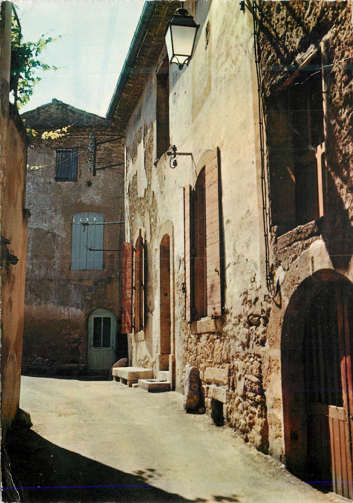 Vieille rue provençale à LOURMARIN (Vaucluse) — V. 62854 — Éditions J. CELLARD