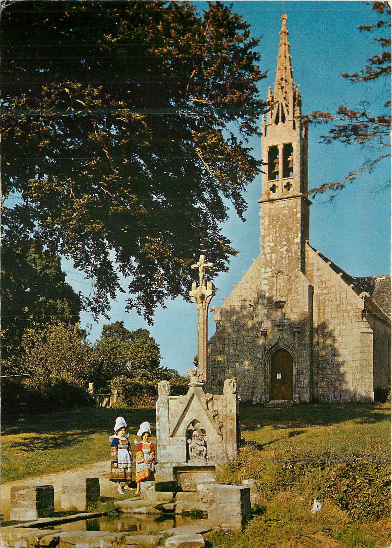 CPM Vieilles Pierres Saintes et Folklore Pieta a la Fontaine du Drennec Kiz Fouen costumes de la Cornouaille 
