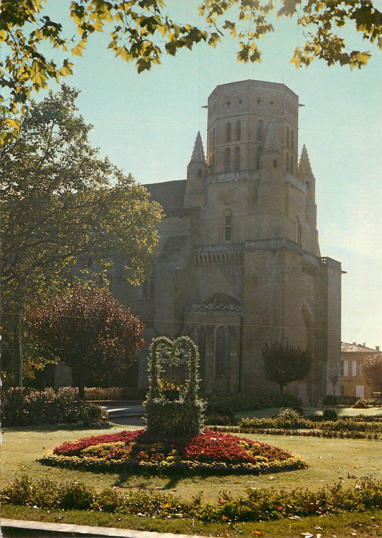 CPM Lavaur La catherale Saint Alain motif du jardin Bressolles 