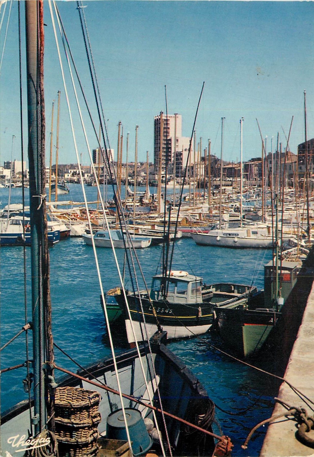 CPM Les Sables d Olonne Vendee Perle de la Cote de Lumiere Le port vue d ensemble Bateaux de peche