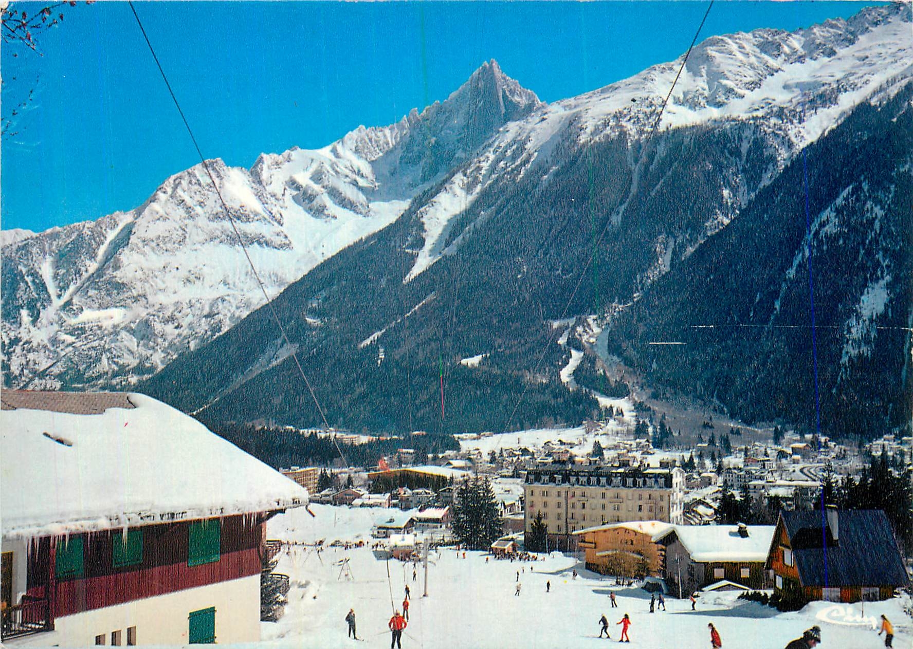 Chamonix-Mont-Blanc — 'Sports d'hiver' — Échappée sur la station, le Savoy, les pistes - Au fond, la Verte et le Dru.
