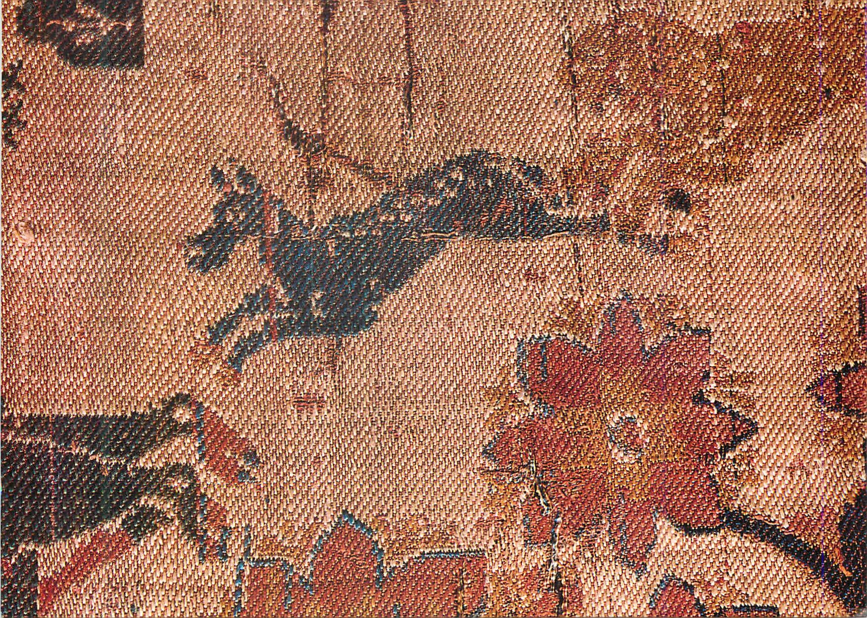 Fragment de soierie représentant un guépard, un chien, un lion (?) courant — Musées de Sens — Jean-Pierre Elie