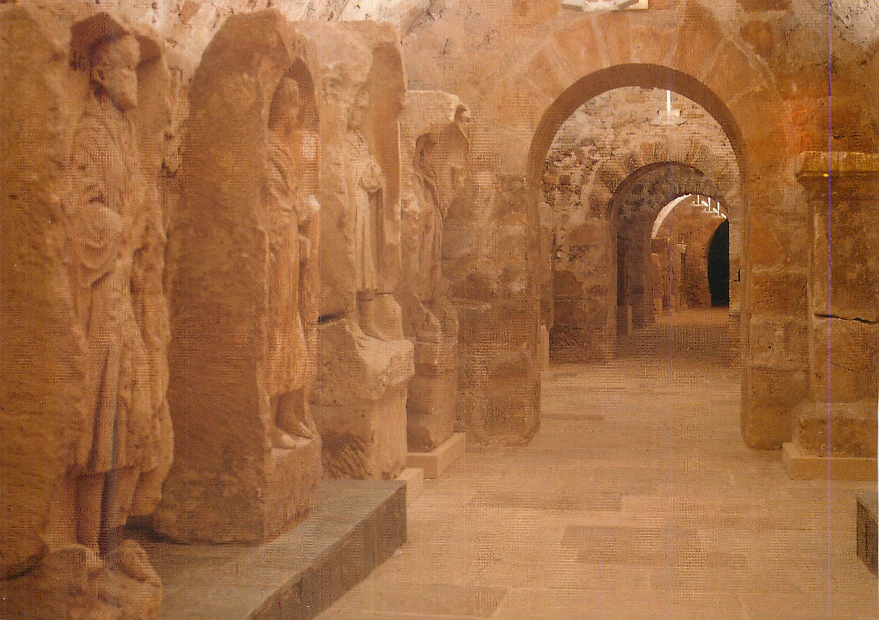 Caves de Sens — présentation des stèles funéraires gallo-romaines — Éditions Régionales SER