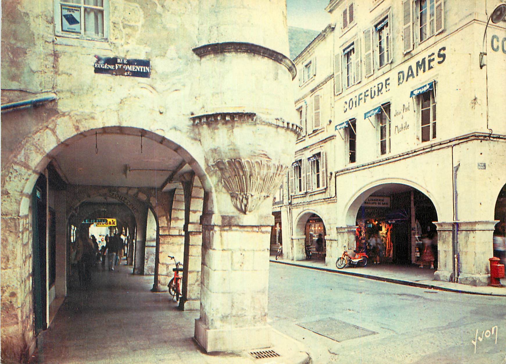 CPM La Rochelle Charente Maritime La Rue du Palais Coiffure Dames