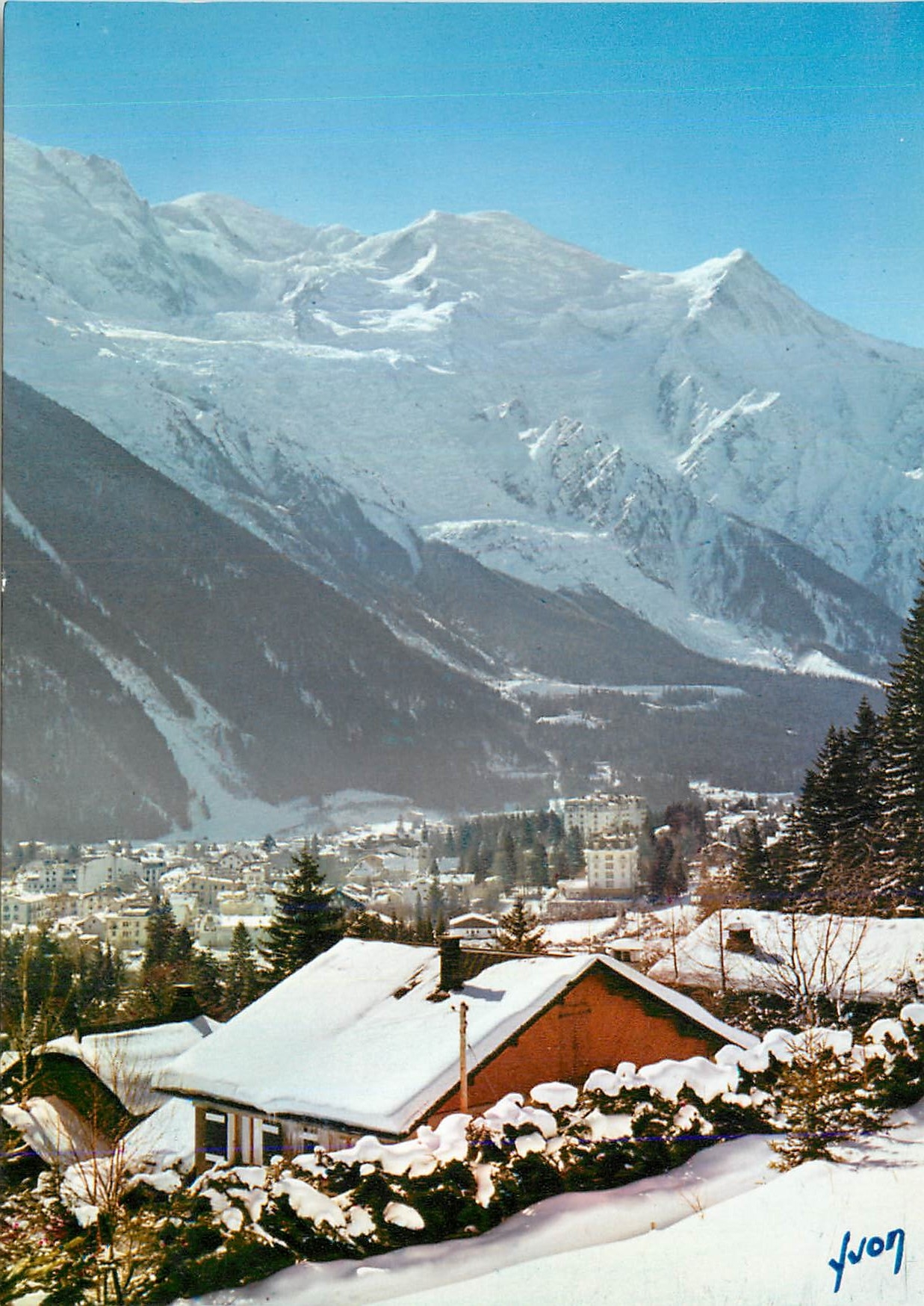 CPM Chamonix Mont Blanc Haute Savoie Vue generale en hiver avec au fond le Mont Blanc 