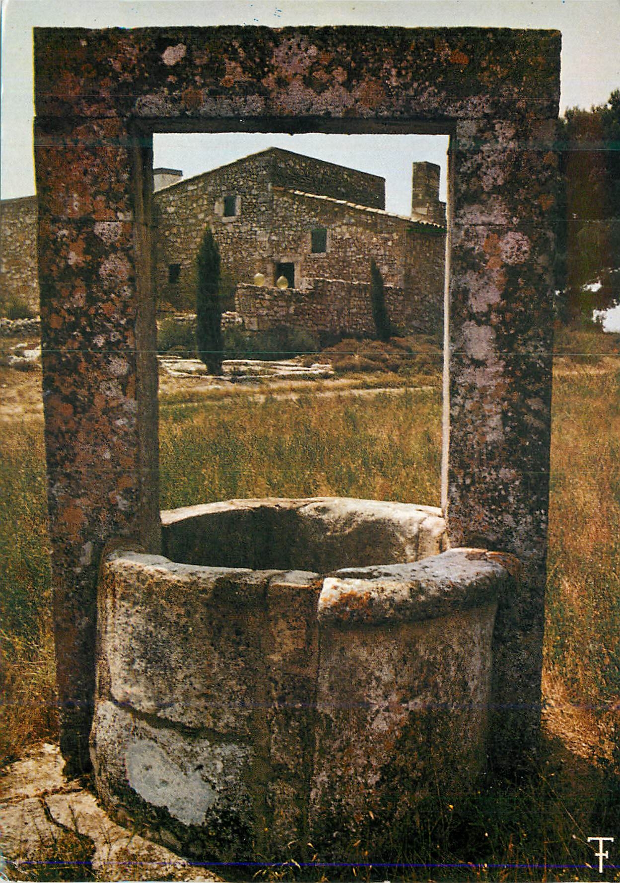 CPM Les Alpilles Mas provencal Puits ancien 