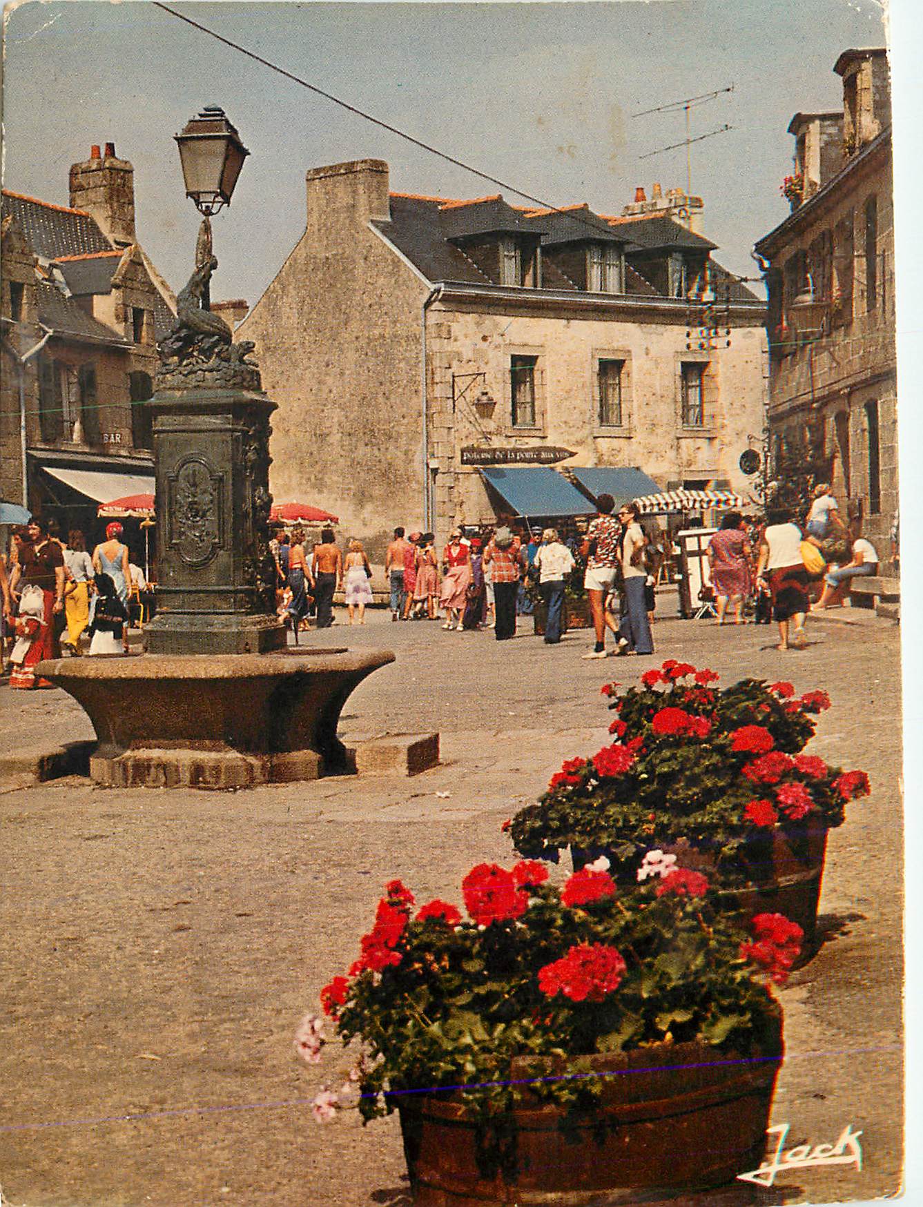 CPM Concarneau La fontaine de la ville close 