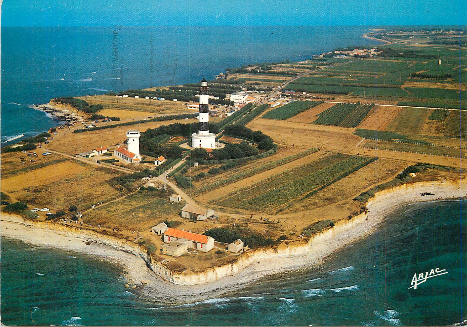 CPM Sur la Cote de Lumiere dans I Ile d Oleron A la pointe nord de I Ile le phare de Chassiron 