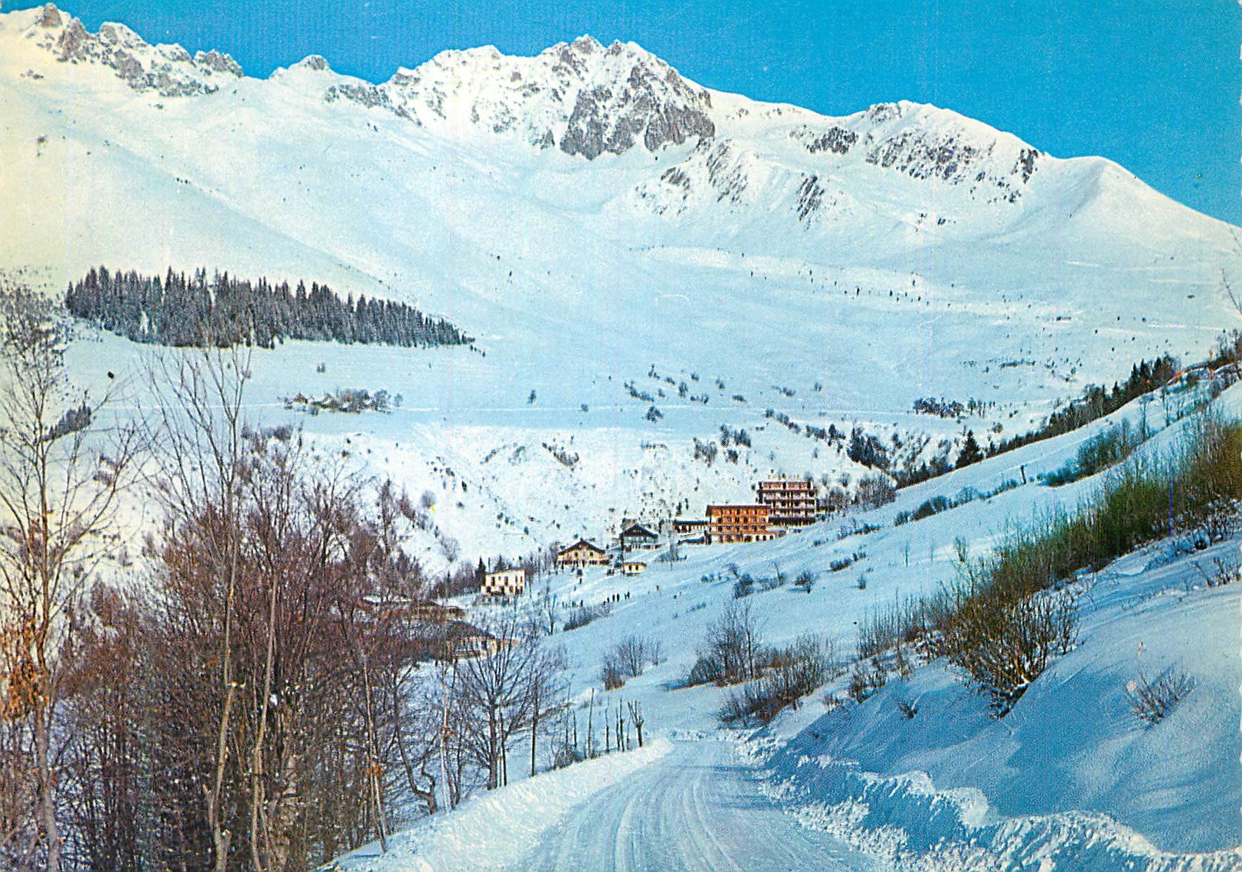 CPM Saint Francois Longchamp Savoie L arrivee dans la Station et les Pistes des Clochettes 