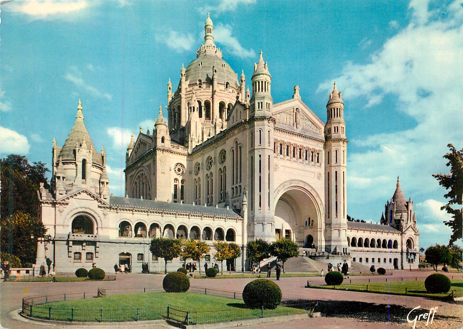 CPM Lisieux Calvados Basilique de Sainte Therese 