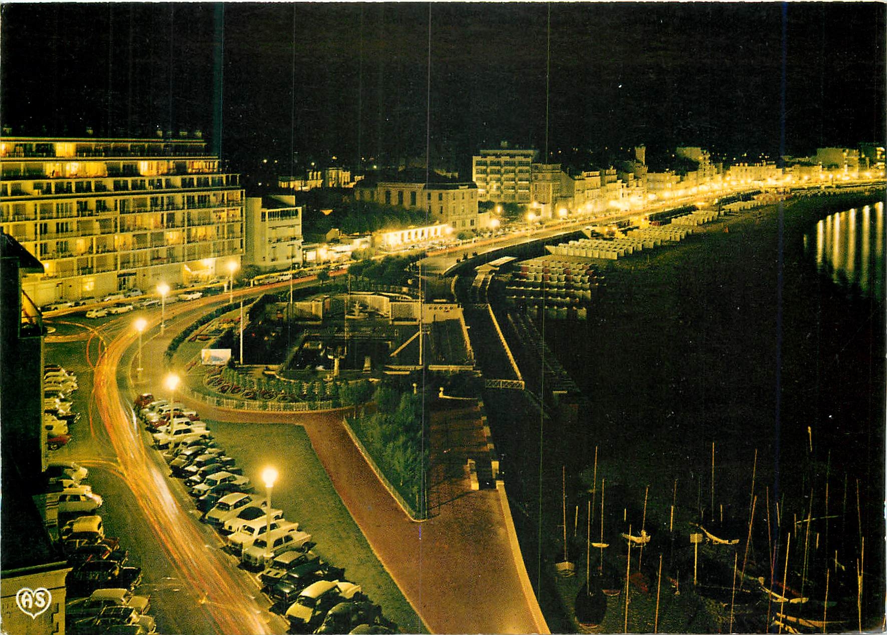 CPM Les Sables d Olonne Vendee Effet de nuit sur le remblai 