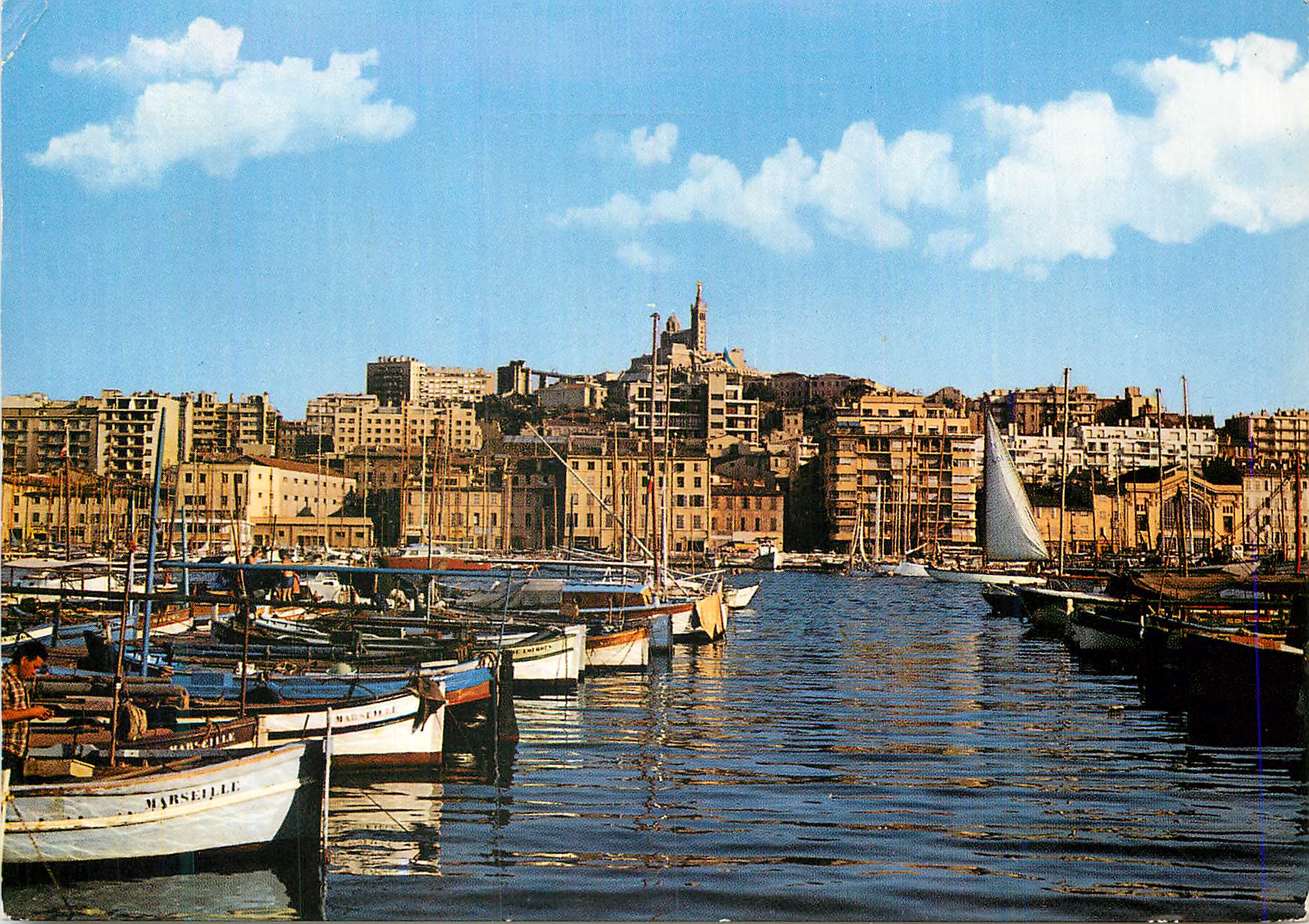 CPM Marseille B du R Le vieux port Dans le fond Basilique de ND de la Garde Bateaux de peche