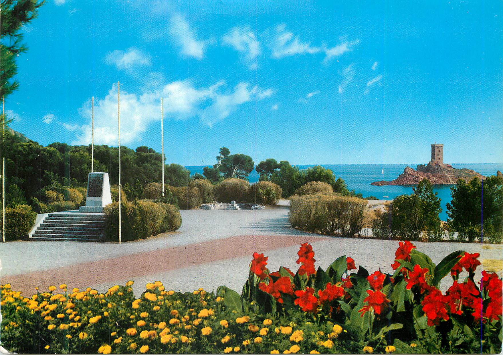 CPM La Cote d Azur Le Dramont Var Monument du Debarquement Au fond l ile d Or 