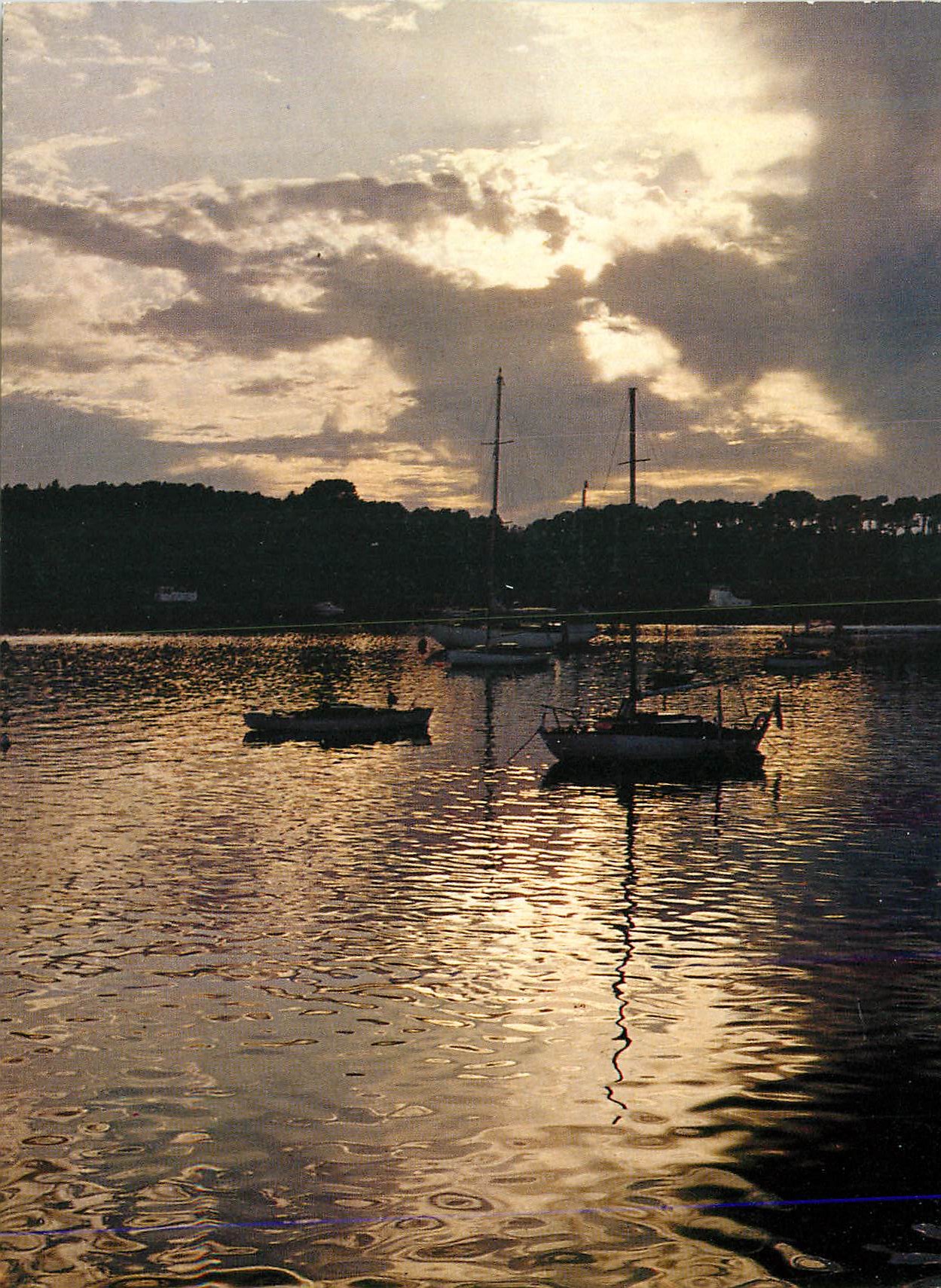 CPM La Bretagne Pittoresque Crepuscule sur les Yachts au mouillage Bateaux