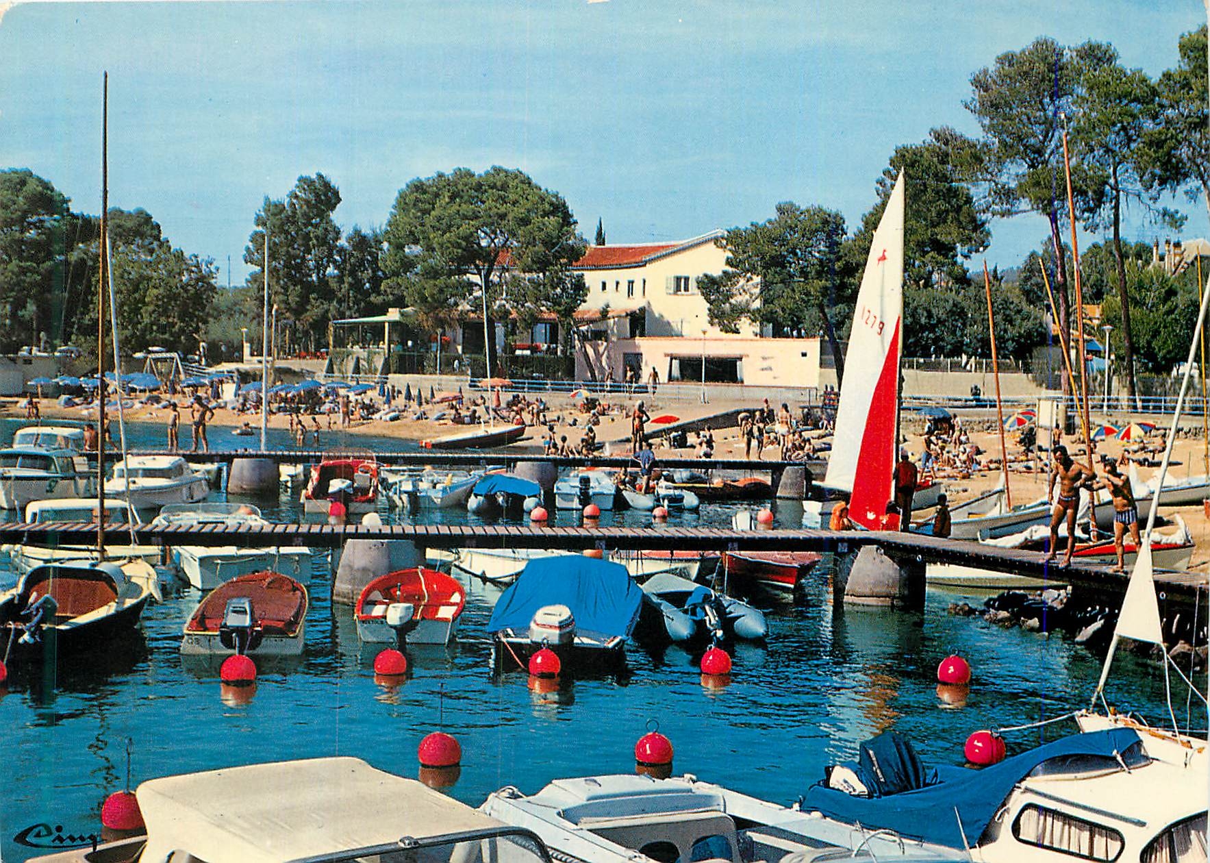 CPM La Cote d Azur France Environs de St Raphael Bateaux