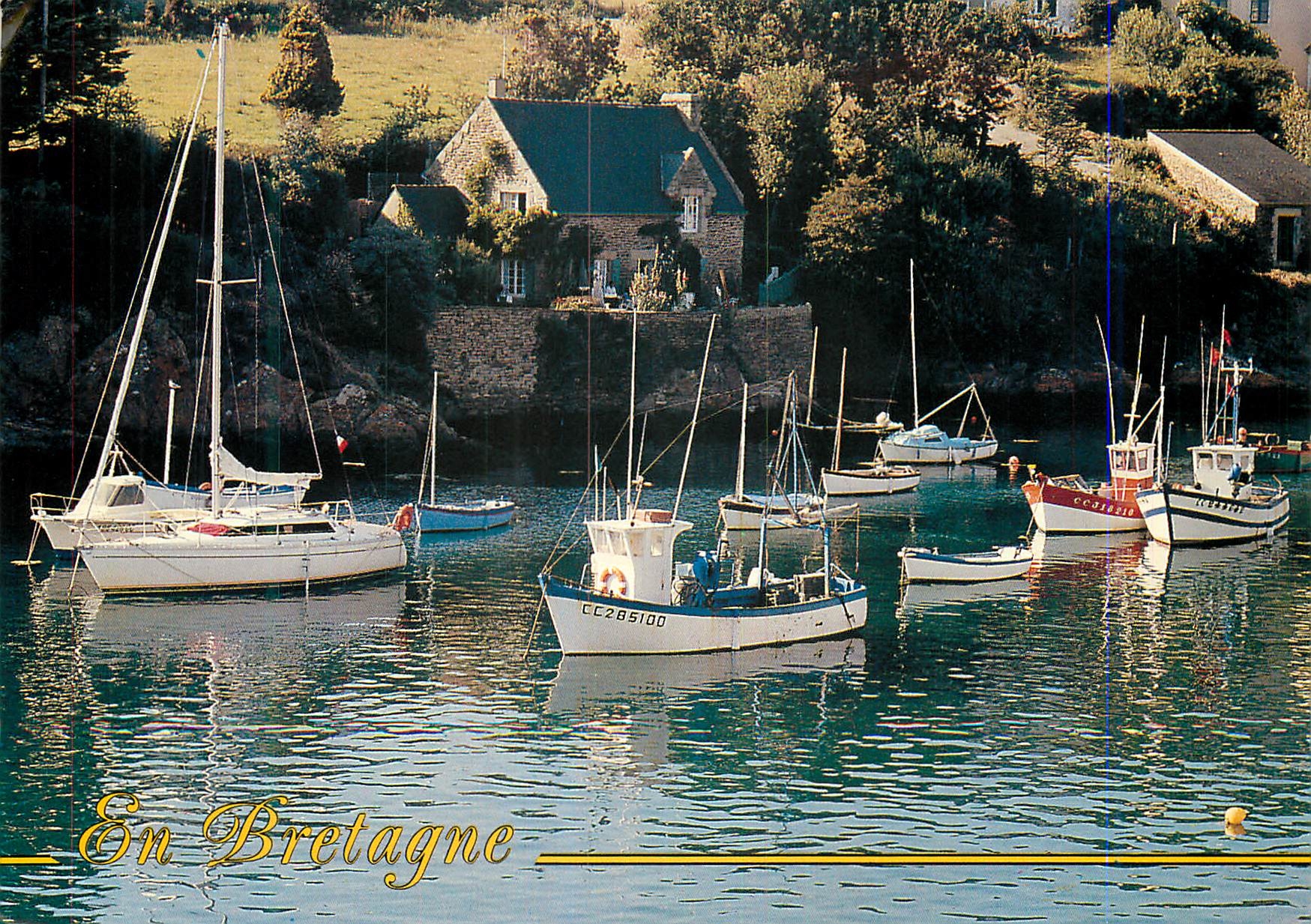 CPM La Bretagne Pittoresque Maison de pecheur Bateaux