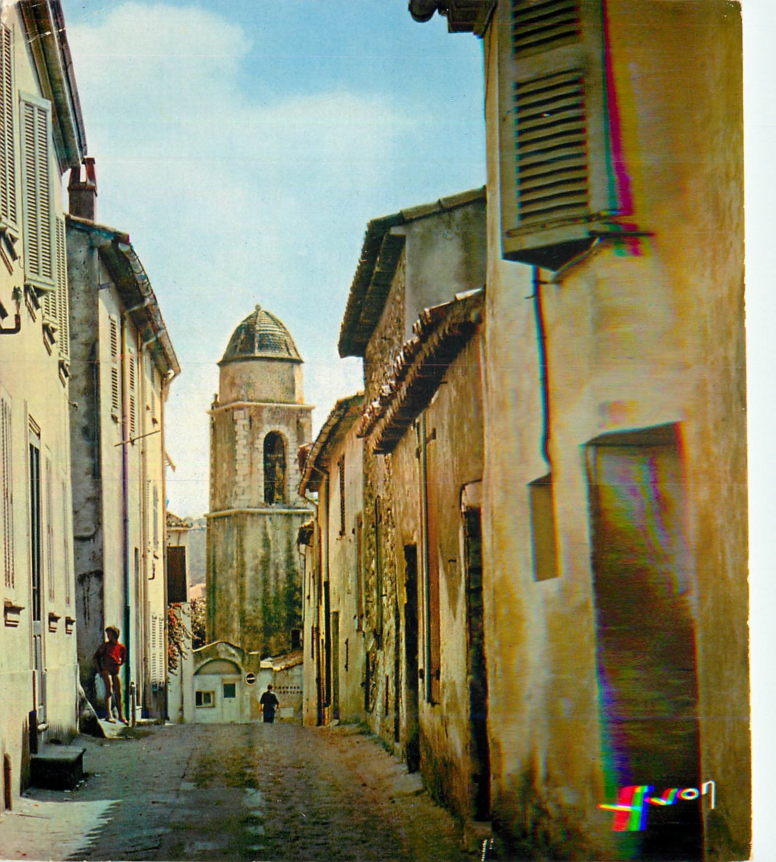 CPM Saint Tropez Var Vieille rue et le clocher de l Eglise 