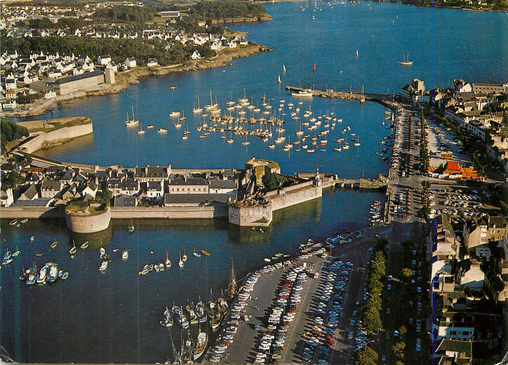 CPM Concarneau L Entree du Port Ville Close et son Belfroy Vue sur le Cabellou 