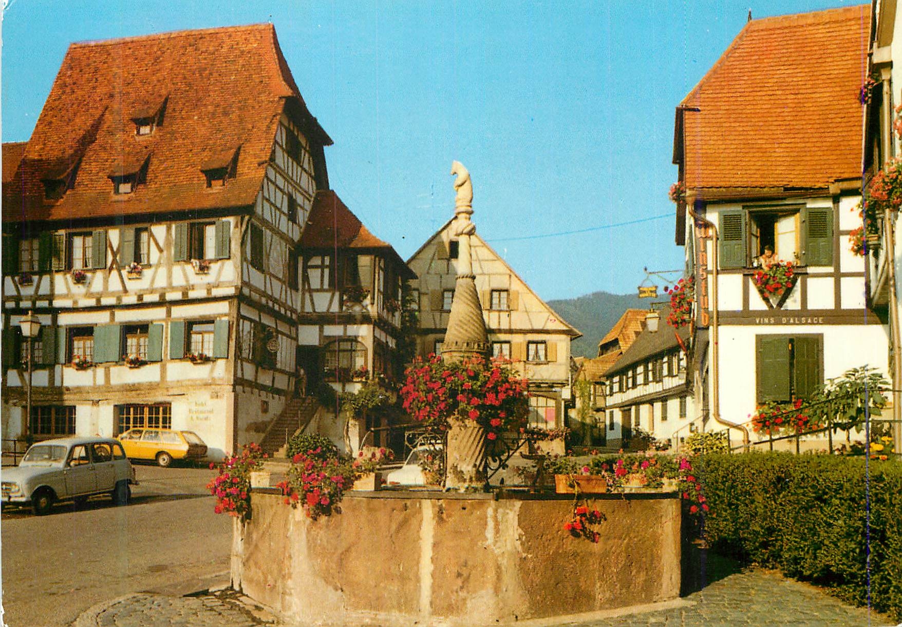 CPM Dambach La Ville Alsace La Fontaine de l Ours sur la Place du Marche 