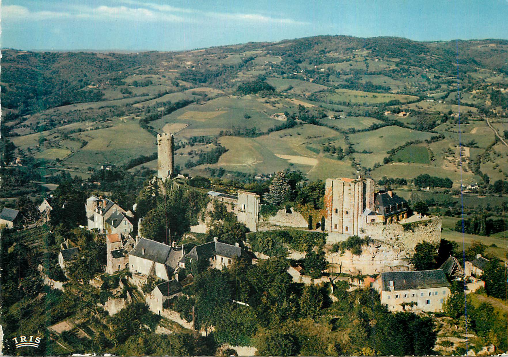 CPM Correze Pittoresque Vue generale de Turenne dominee par les ruines du chateau des Seigneurs de Turenne 