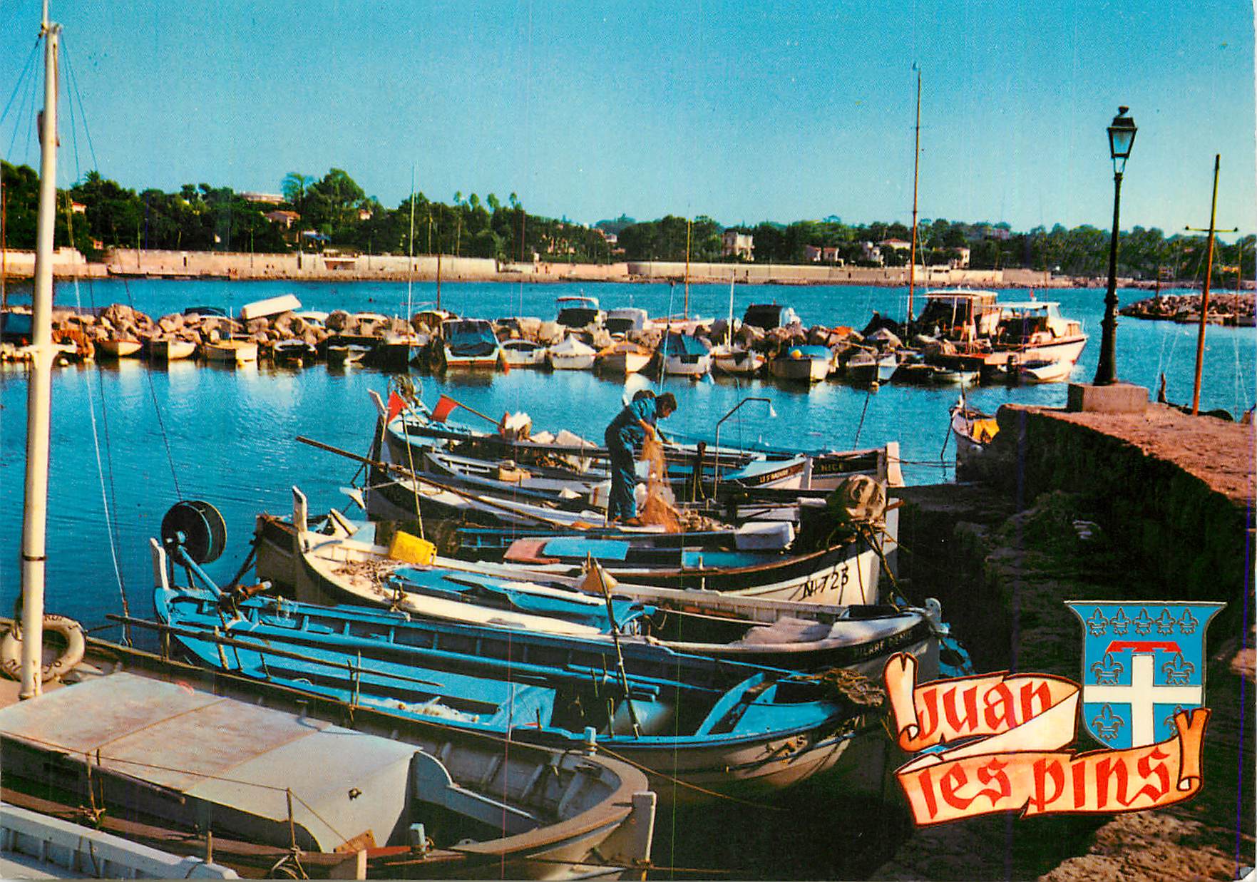 CPA Juan les Pins Au Soleil de la Cote d'Azur Port des Pecheurs Bateaux de peche