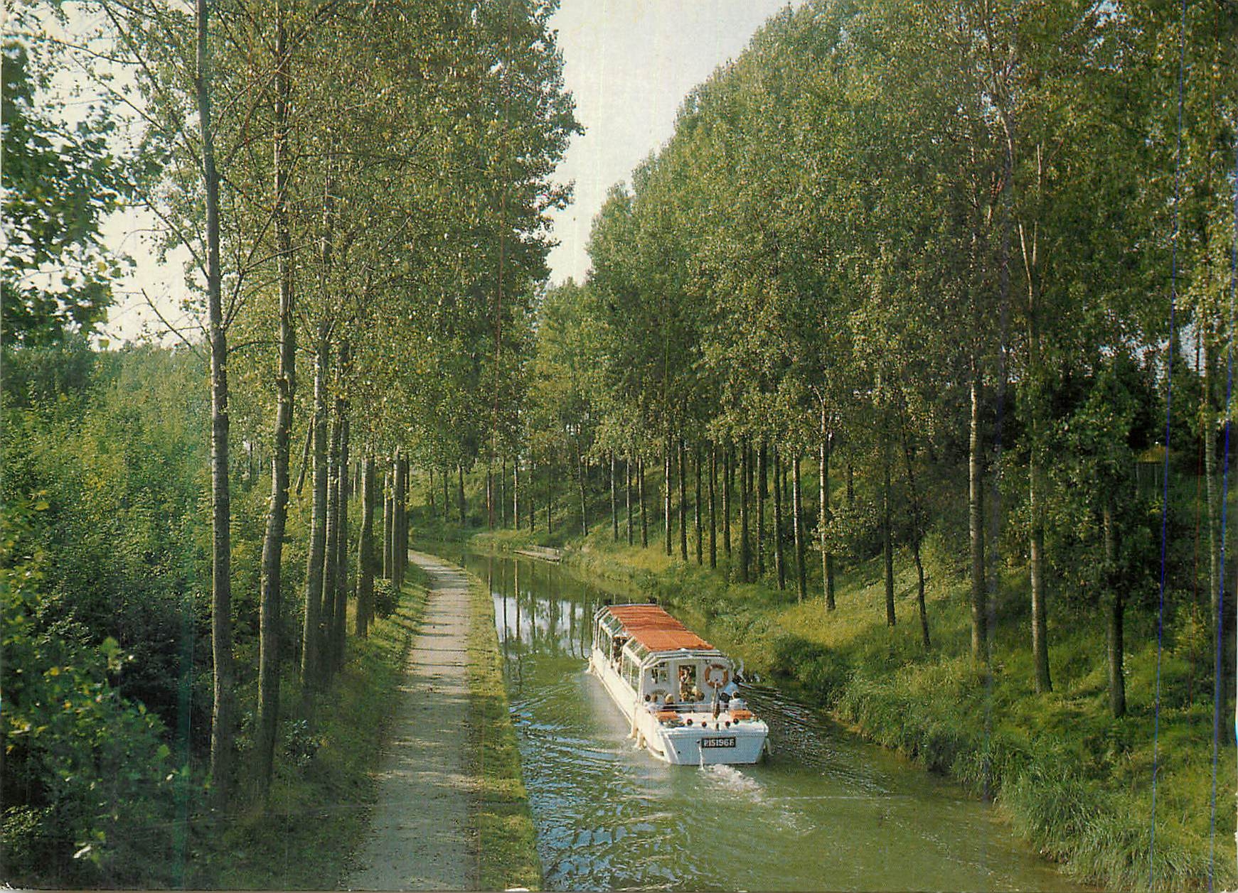 CPA le Canal de l'Ourcq Bateau