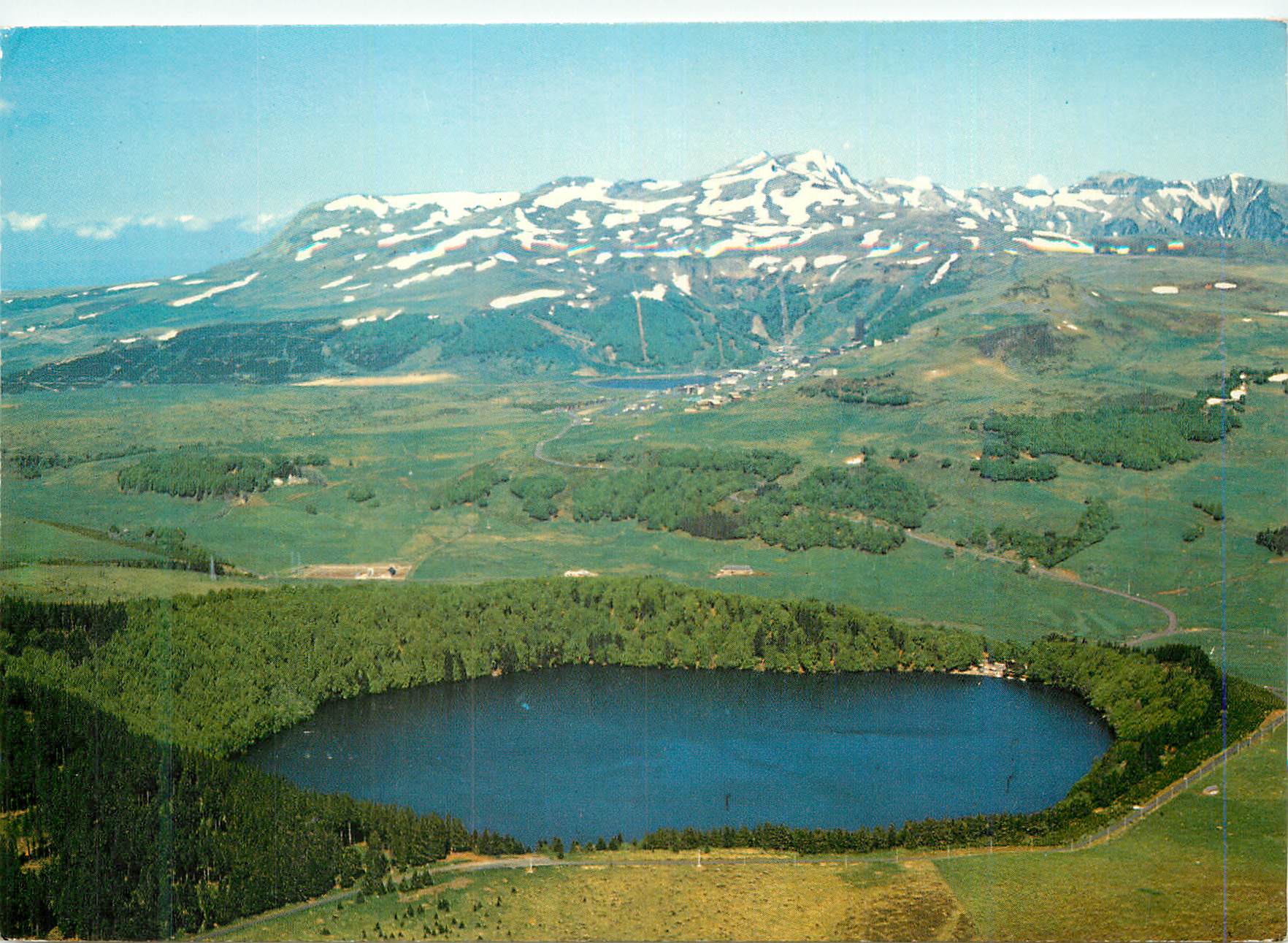 CPM L'Auvergne Touristique Le Lac Pavin (Alt 1197 m) Prof 92 m Superf 44 ha