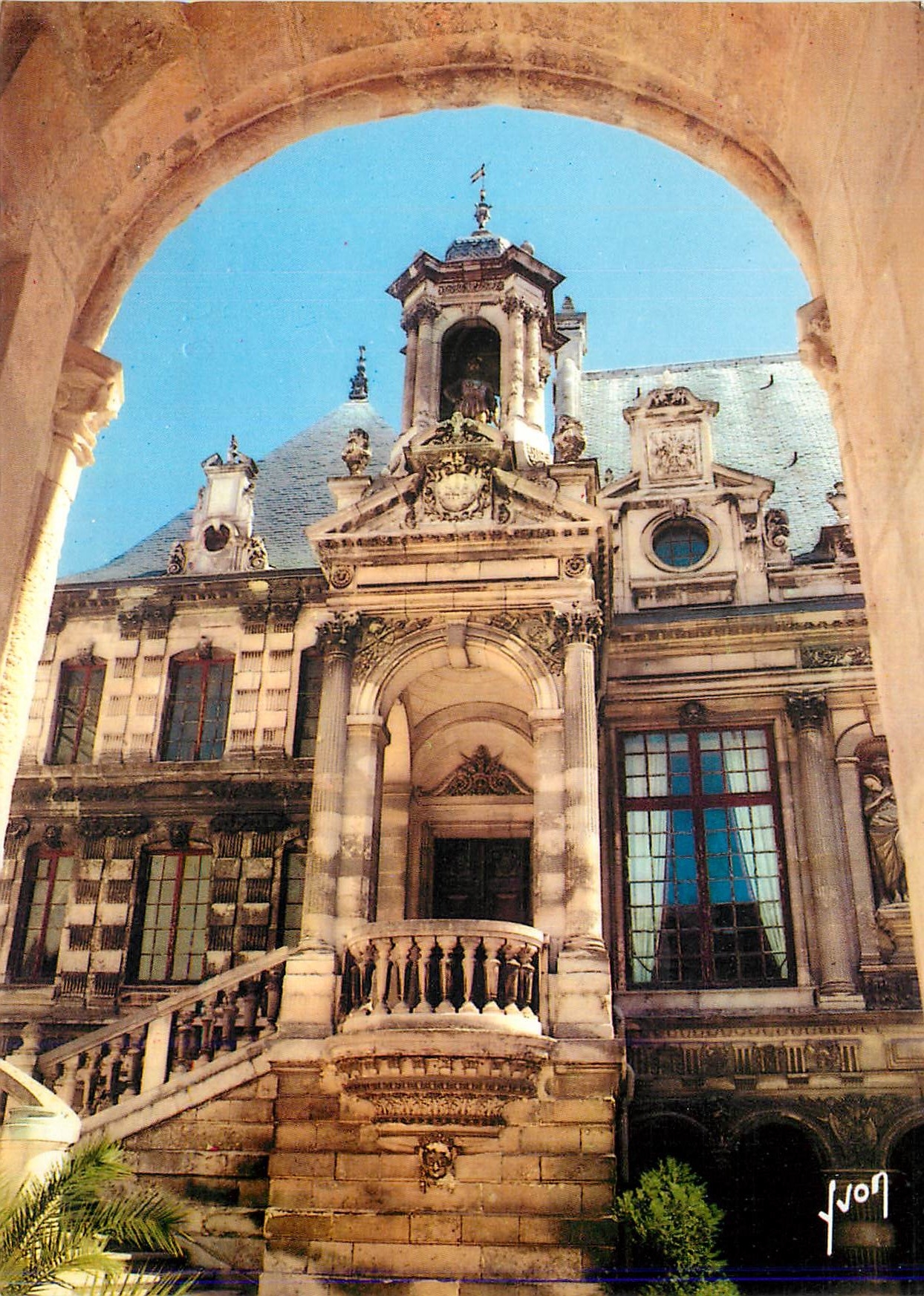 CPM La Rochelle (Char Mar) A l'Interieur de la Cour L'Hotel de Ville (XVIe Siecle)