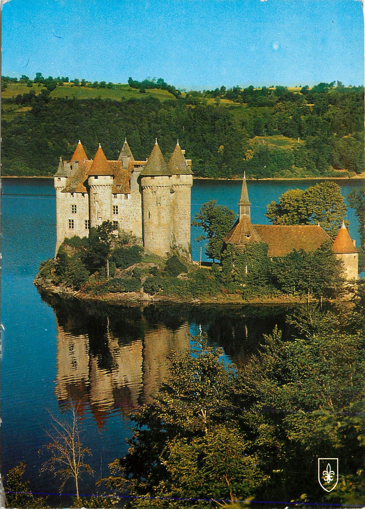 CPM L'Auvergne Pittoresque le Chateau du Val (XIVe Siecle) sur la Retenue du Barrage de Bort les Orgues