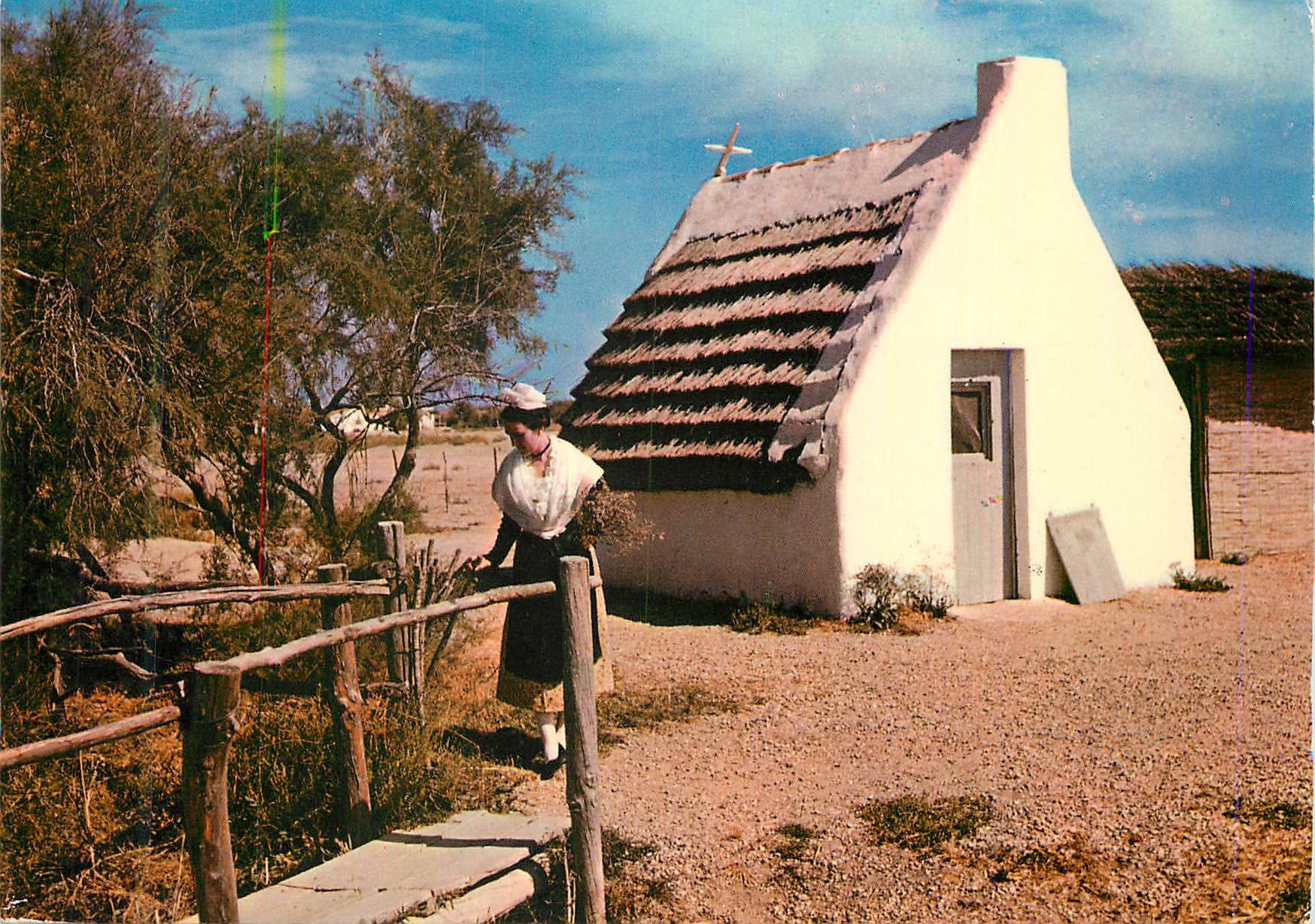 CPM En Camargue (Bouches du Rhone) Mireille et Cabane de Gardians a Cacharel