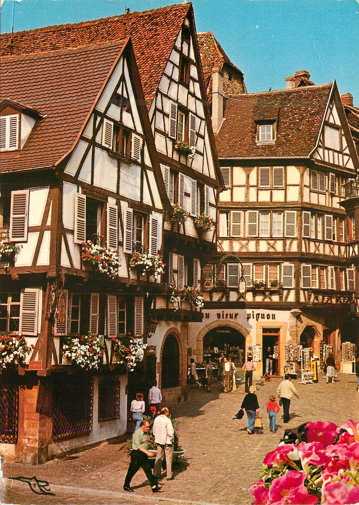 CPM Colmar (Ht Rhin) Alsace Dans la Zone Pietonniere de la Vieille Ville