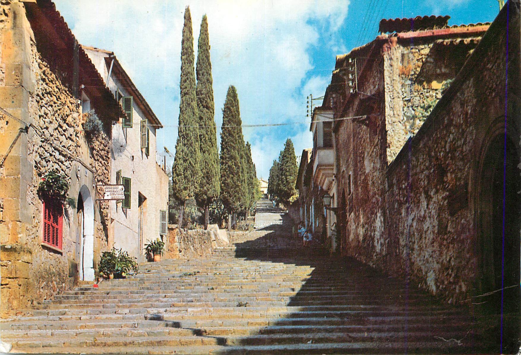 CPM Pollensa (Mallorca) Rue Typique Au Fond Le Calvaire