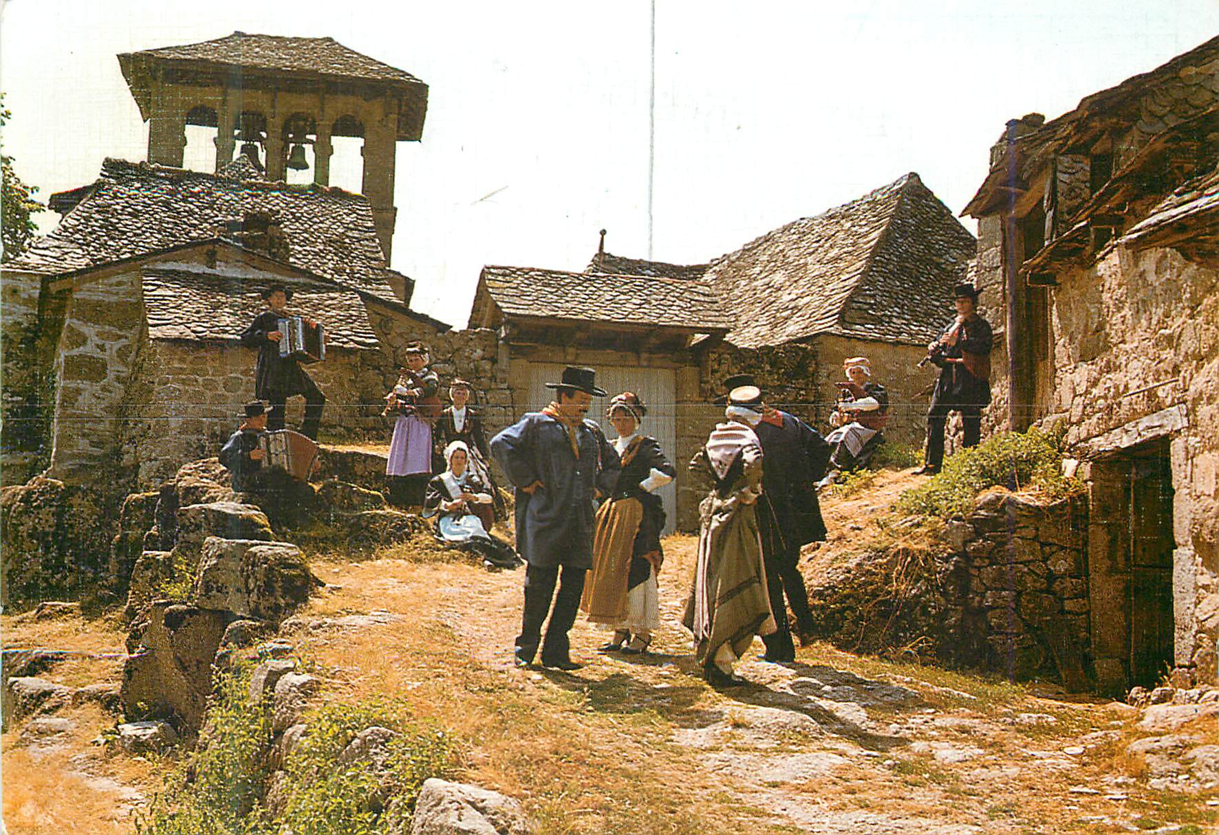 CPM La Montaignarde Folklore du Massif Central le village d'Auvergne