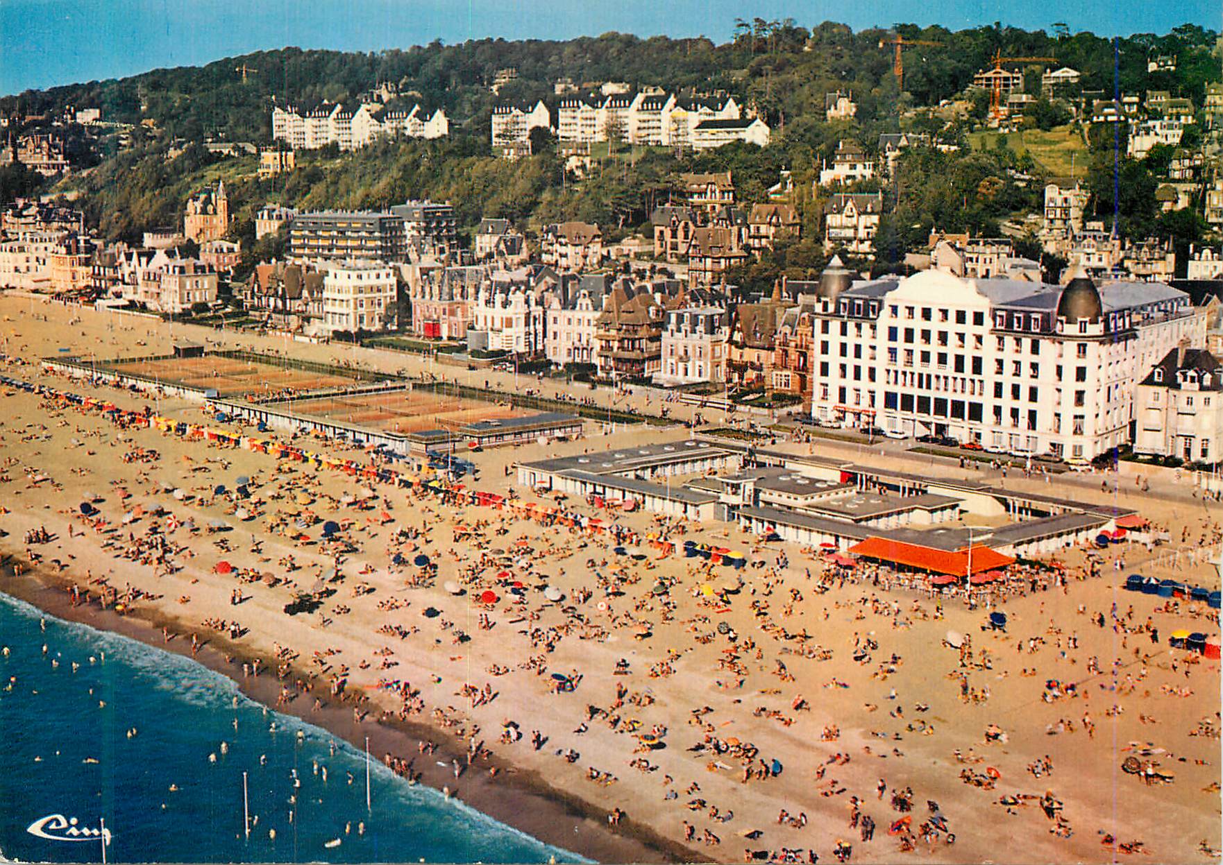 CPM Trouville sur Mer (Calvados) Vue Aerienne de la Plage Les Planches Les Tennis
