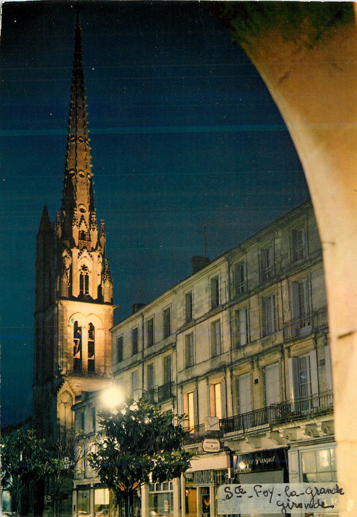 CPM Vallee de la Dordogne Sainte Foy La Grande (Gironde) bastide du XIIIe Siecle La Closcher vu de Nuit