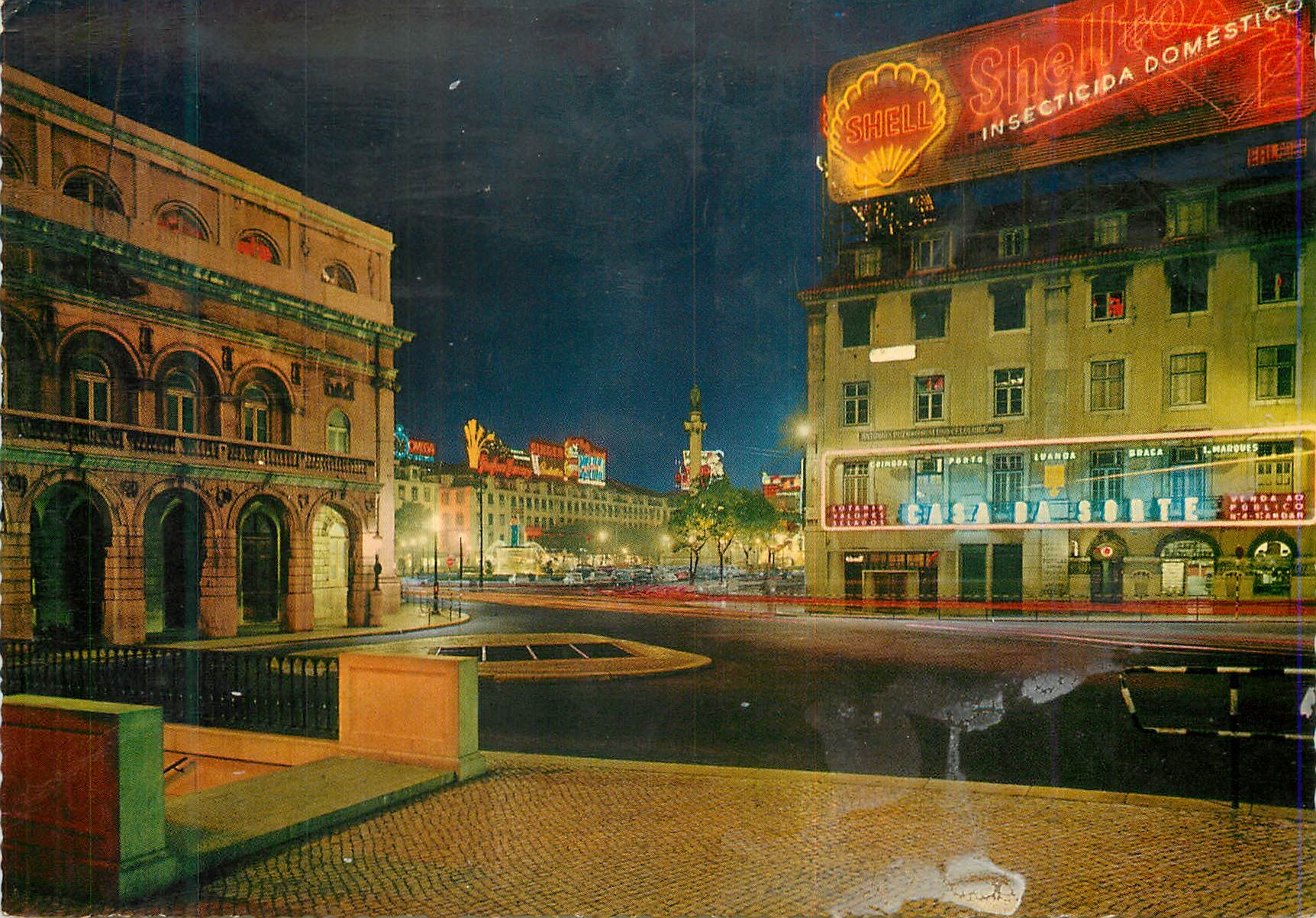 CPM Lisboa Rossio de Nuit a gauche Le Theatre National Portugal Shell
