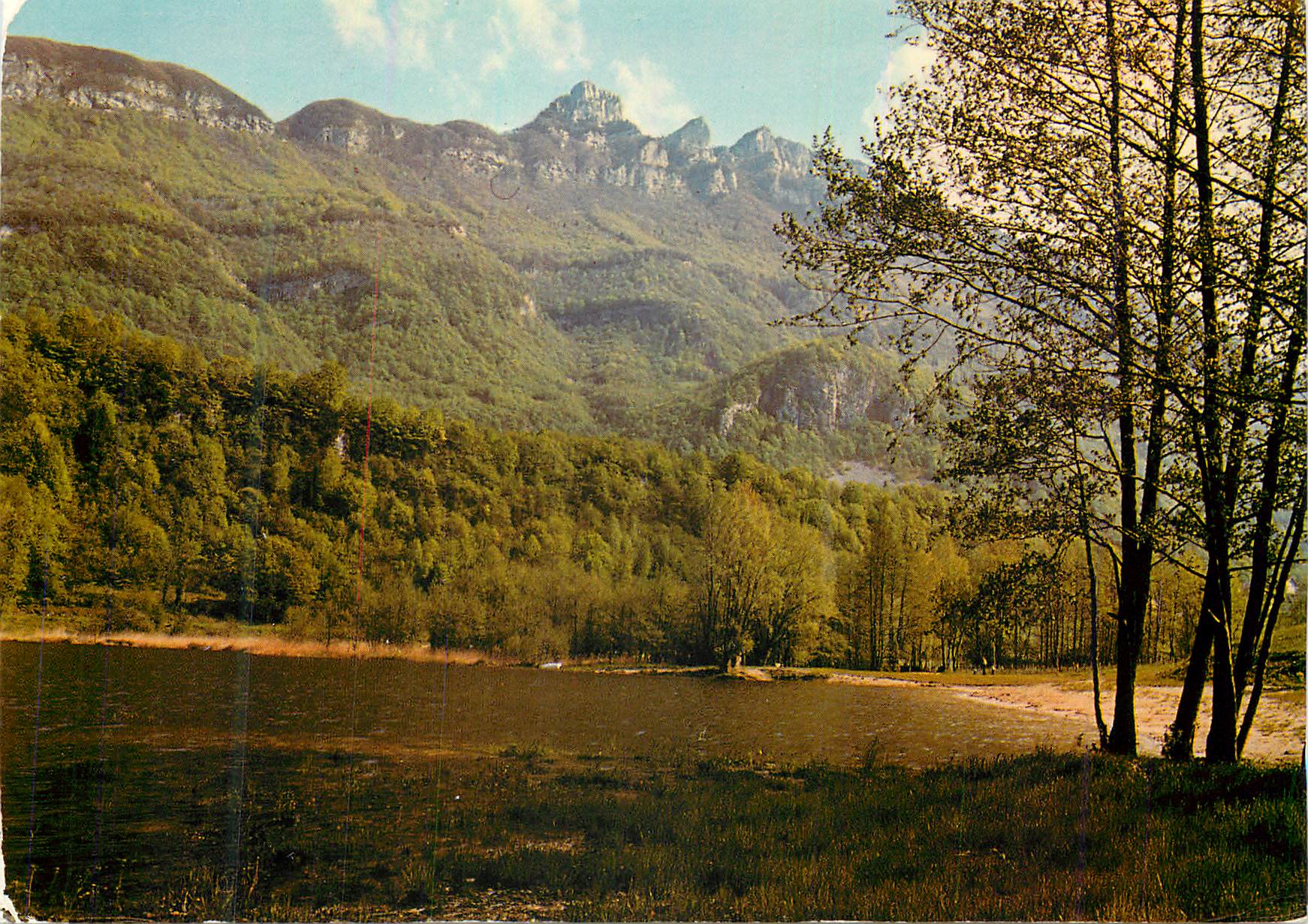 CPM En Savoie Saint Jean de Chevelu (Alt 310 m) Le Lac au Pied de la Dent du Chat (1390 m)