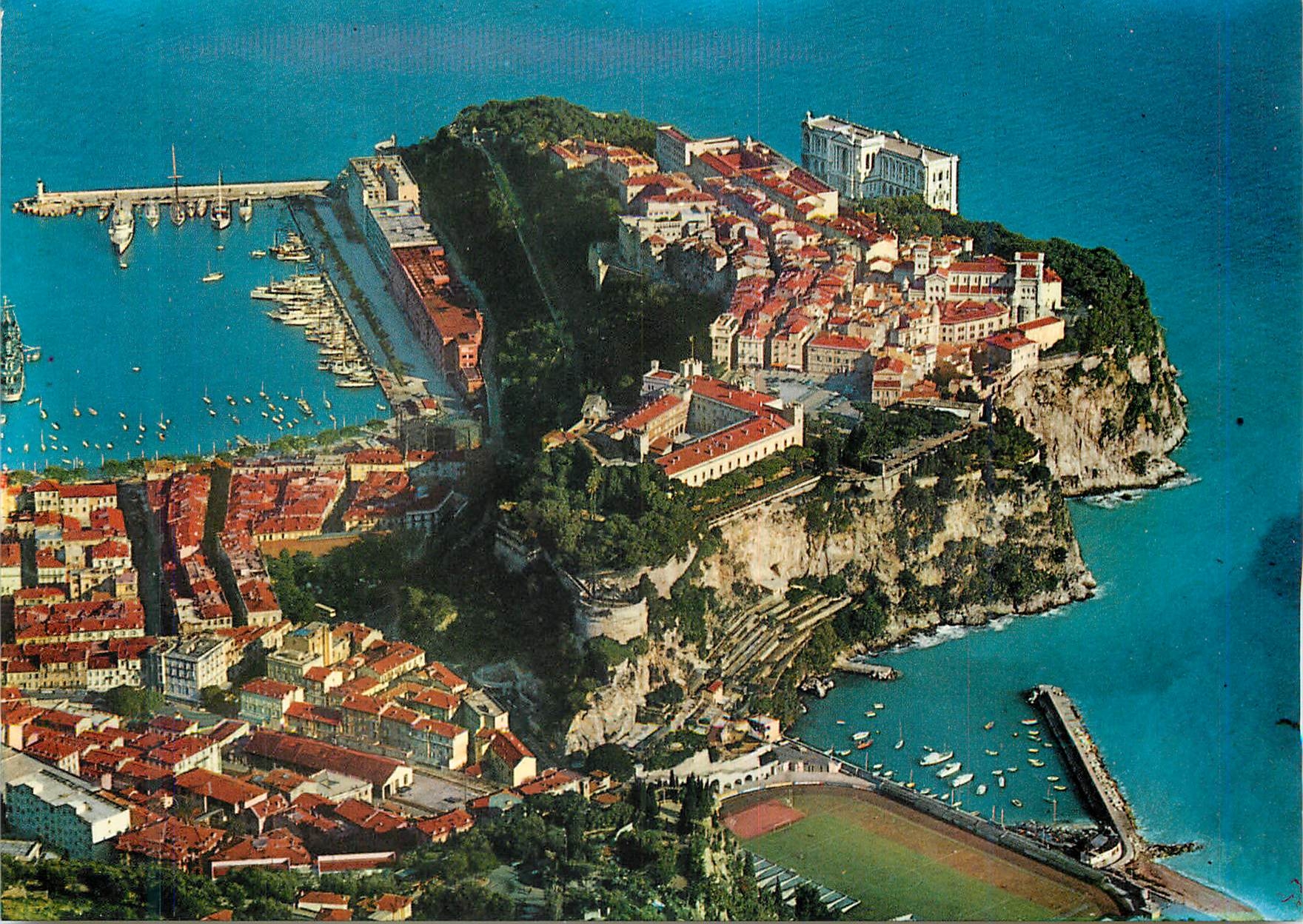 CPM Principaute de Monaco vue Aerienne sur le Rocher et le Port Au Fond A Droite Le Musee Oceanographique