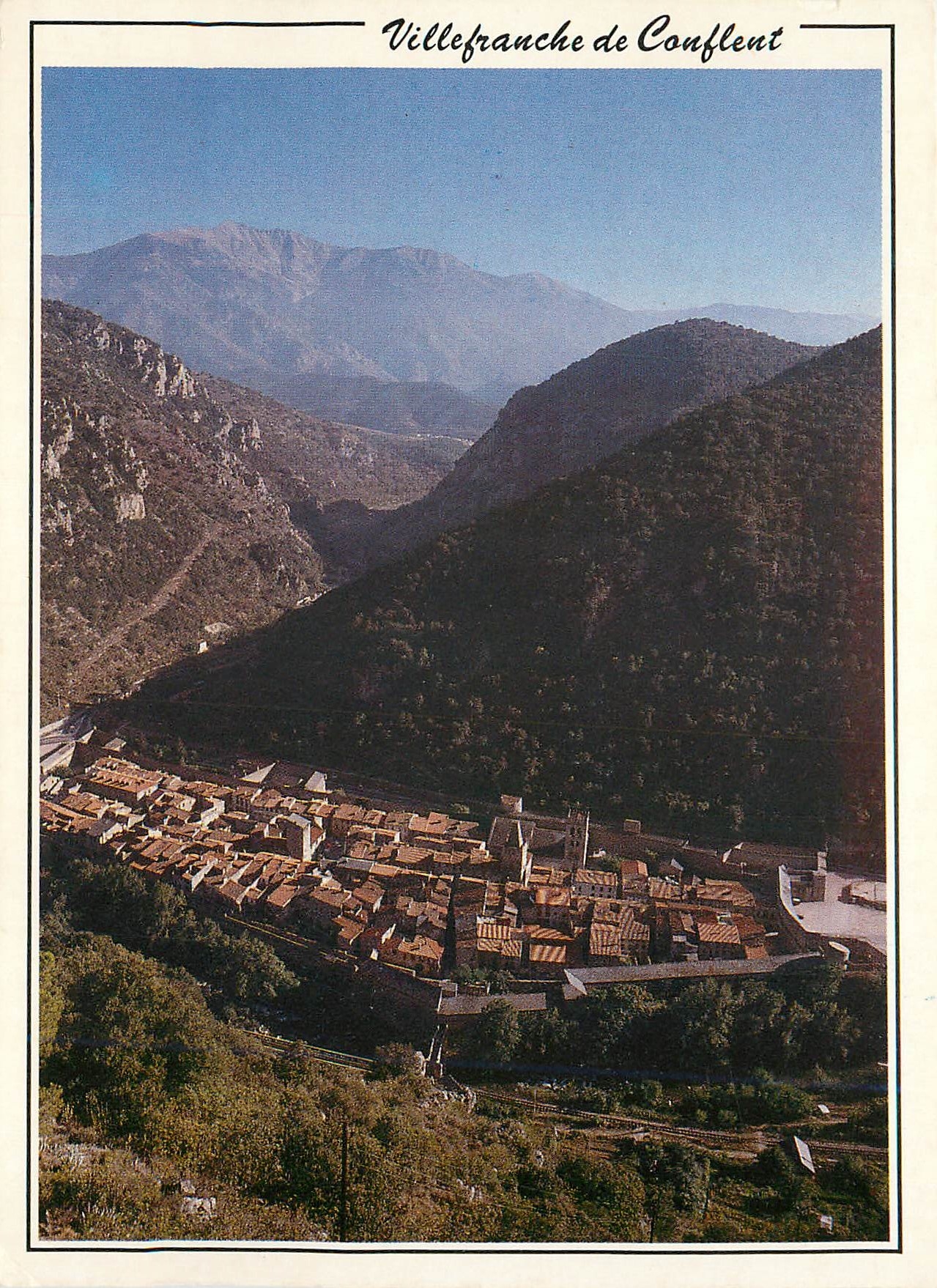 CPM Villefranche de Conflent (Les Pyrenees Orientales) Vue Generale En fond Le Canigou