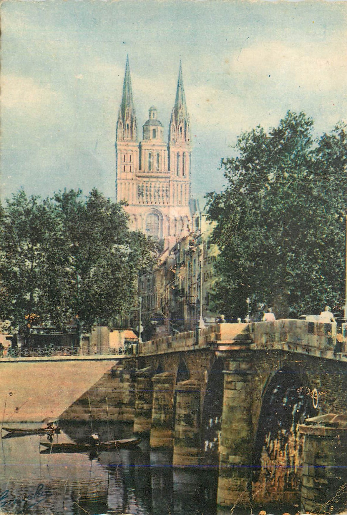 CPM Angers (Maine et Loire) La Cathedrale Vue du Pont du Centre
